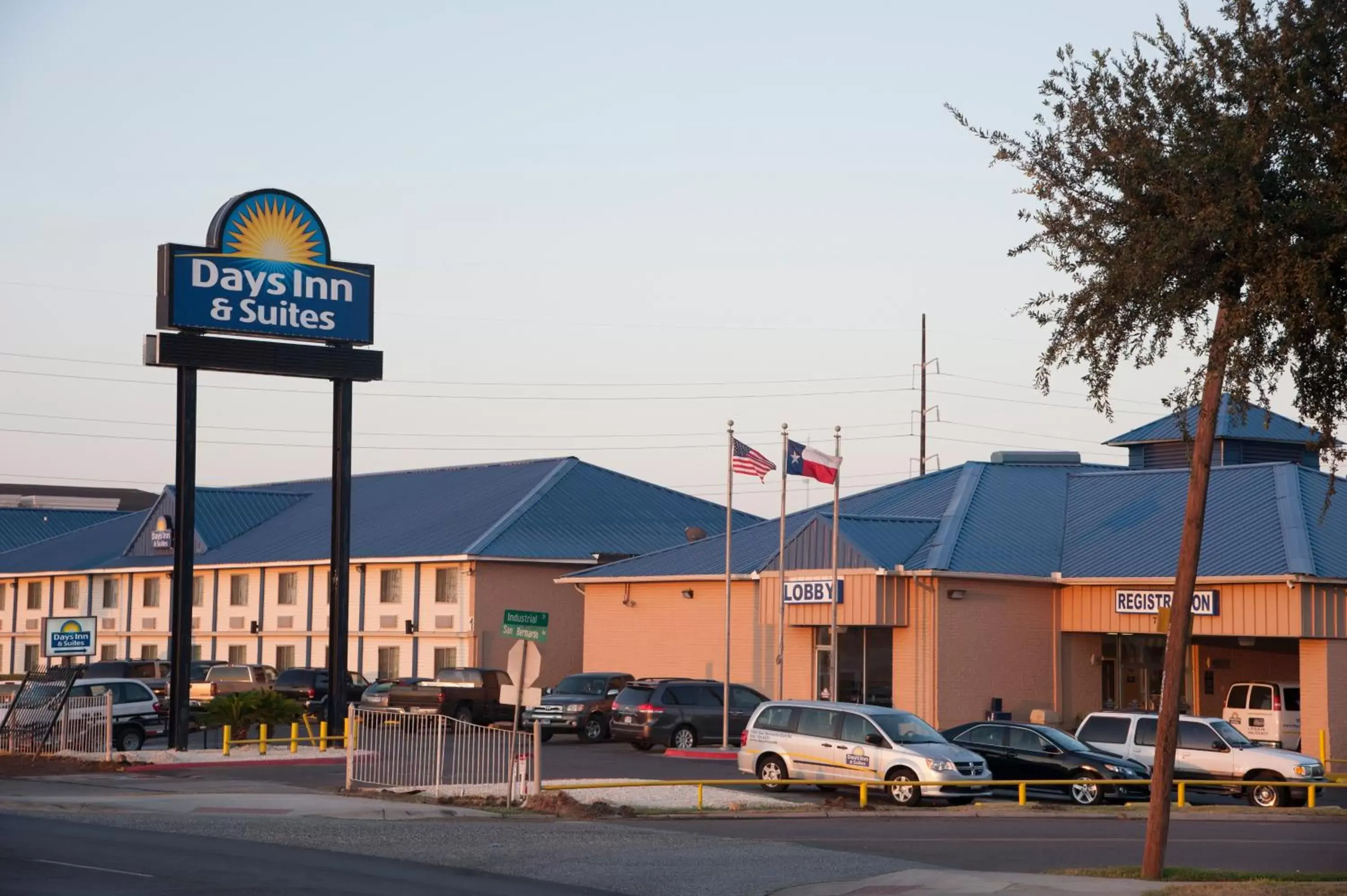 Facade/entrance, Property Building in Days Inn & Suites by Wyndham Laredo