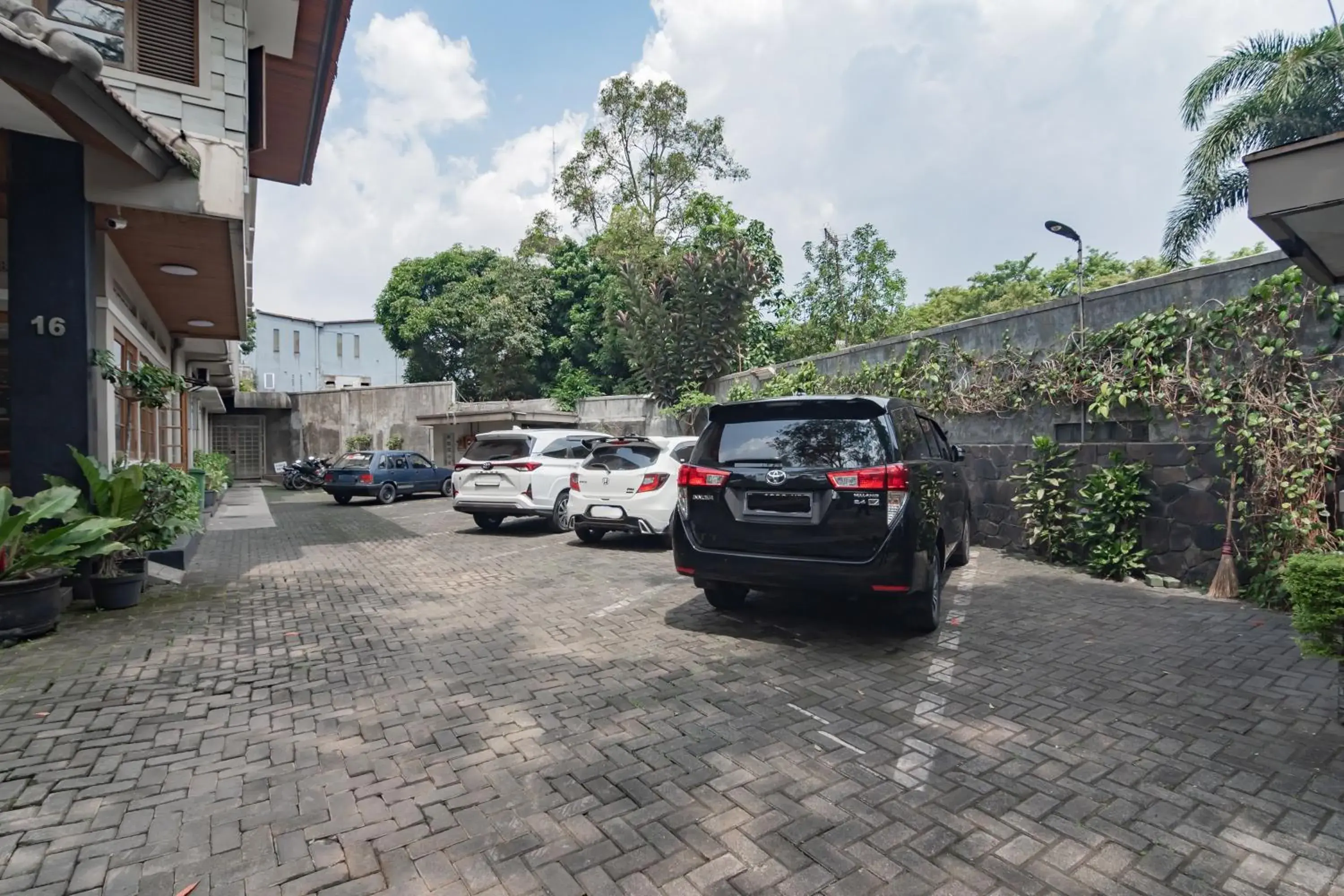 Parking in RedDoorz near Institut Teknologi Bandung 2
