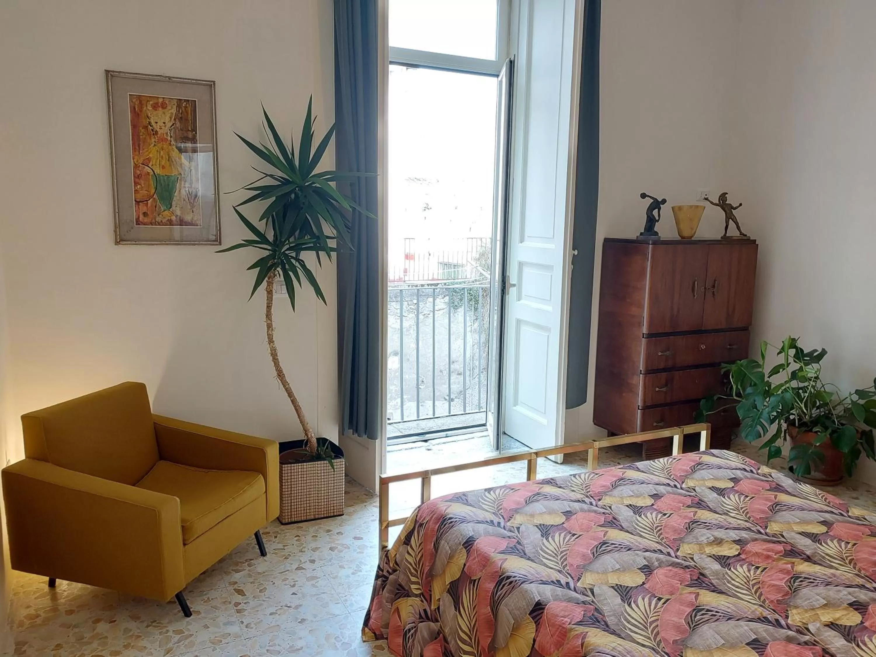 Bedroom, TV/Entertainment Center in B&B Palazzo Carafa di Montorio