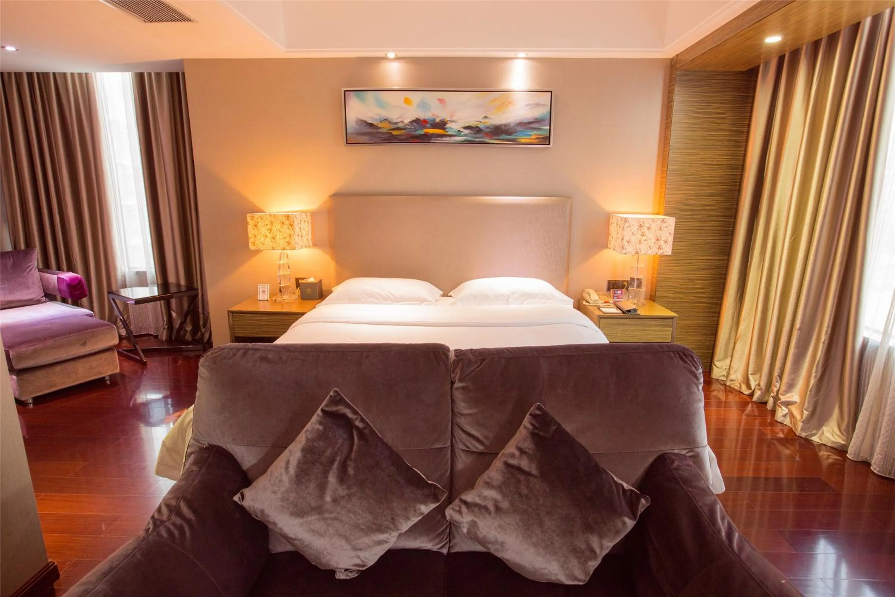 Deluxe Queen Room in La Perle International Hotel