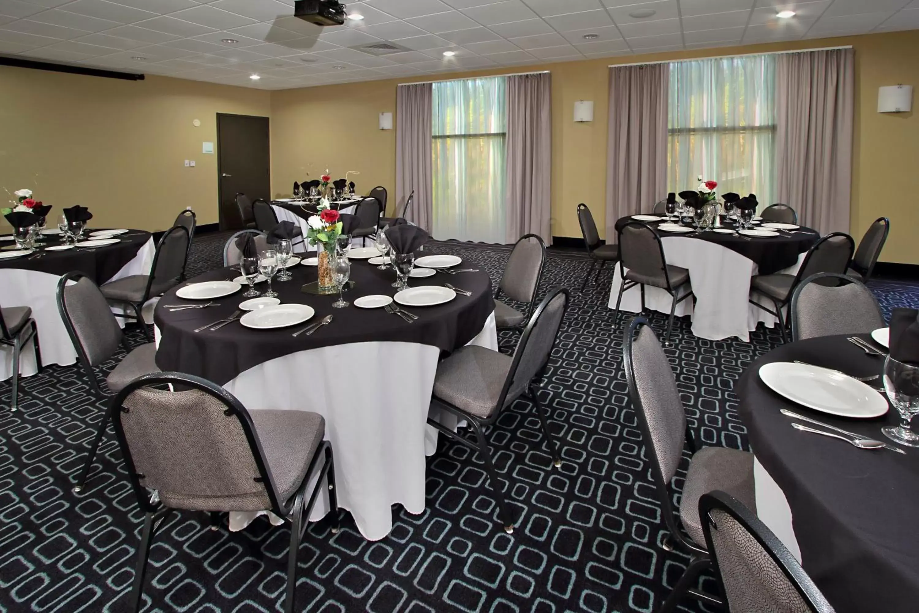 Meeting/conference room, Restaurant/Places to Eat in Holiday Inn Hammond, an IHG Hotel