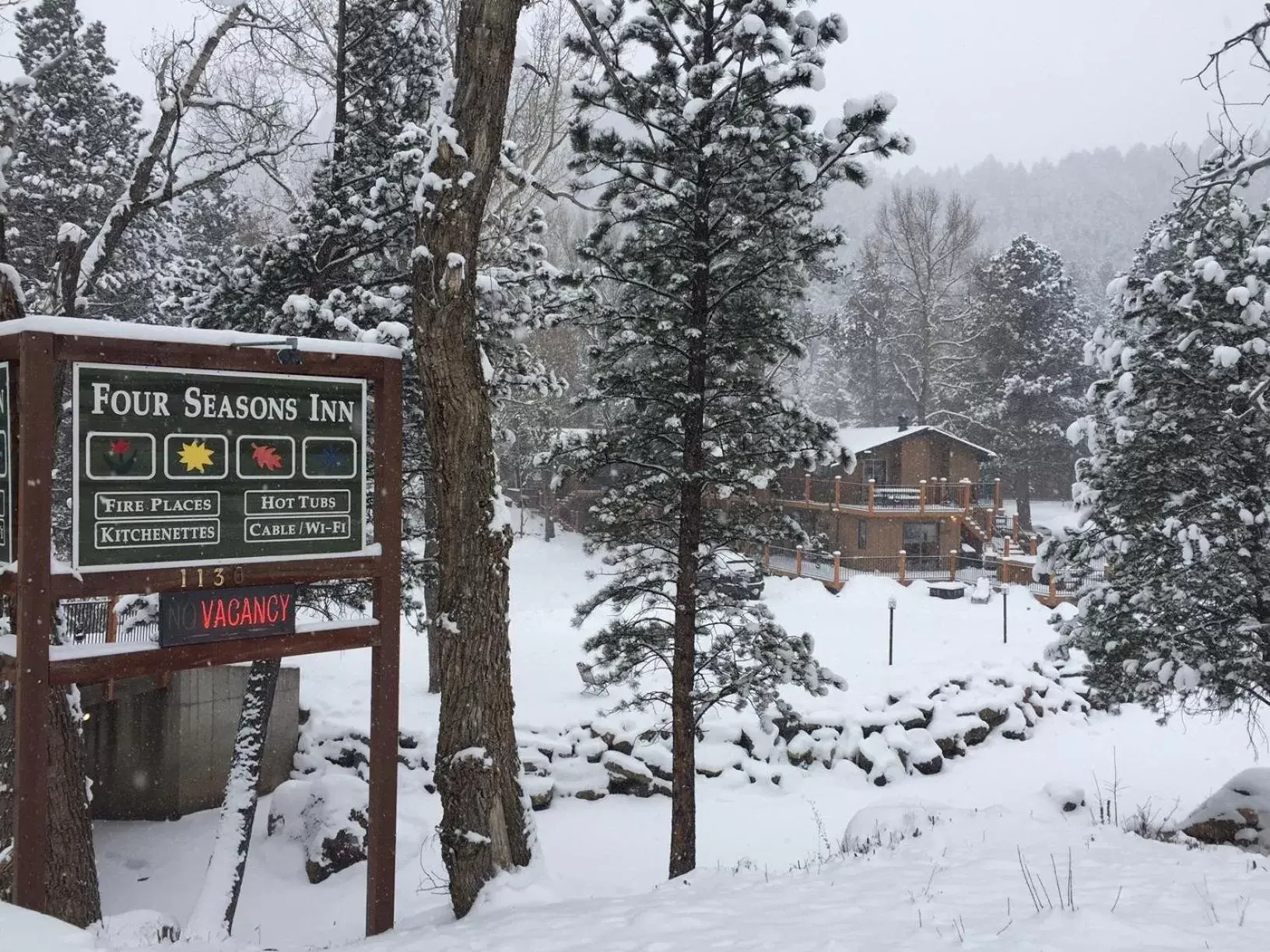 Facade/entrance in 4 Seasons Inn on Fall River Facade/entrance in 4 Seasons Inn on Fall River