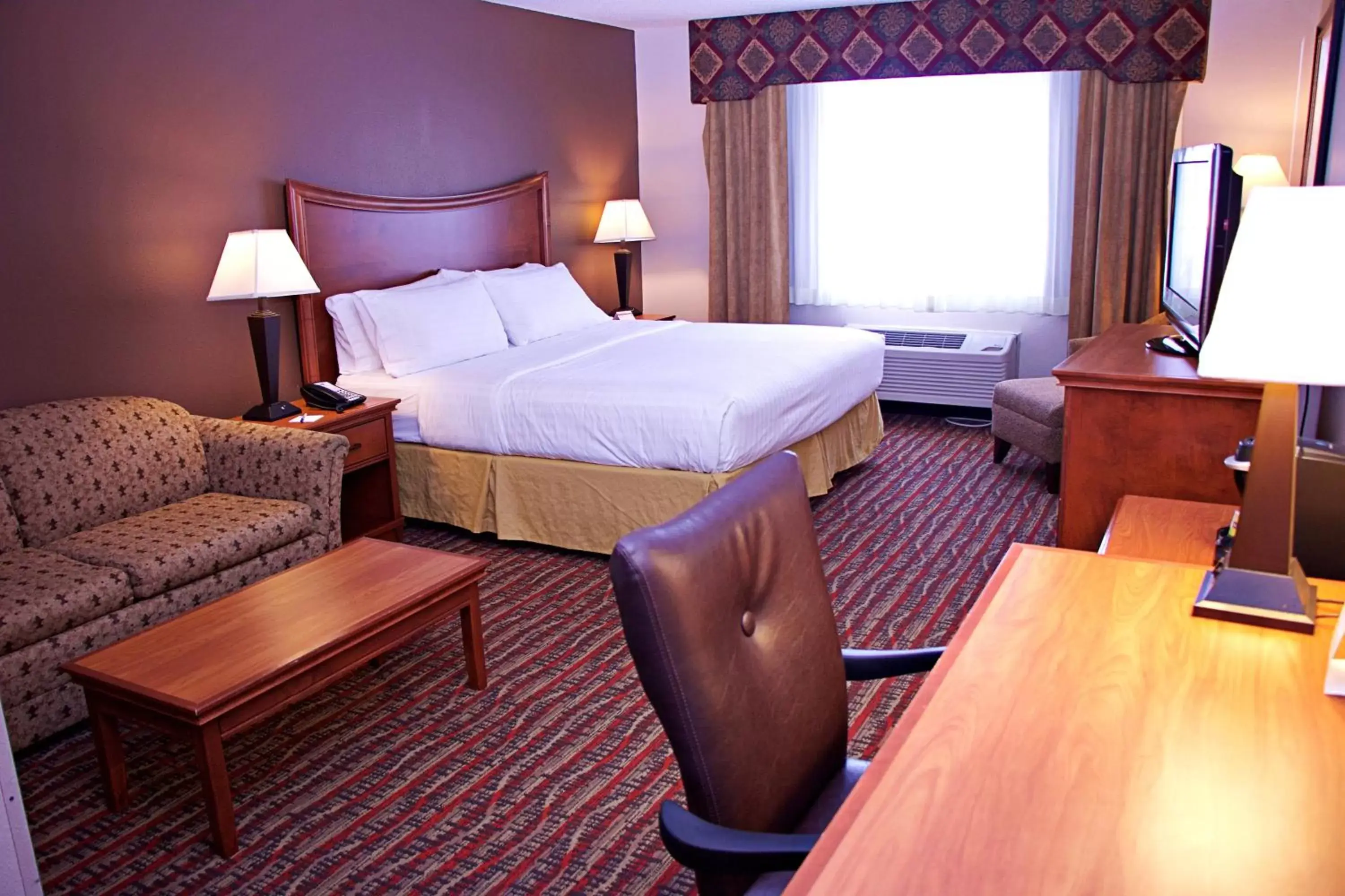 Photo of the whole room, Bed in Holiday Inn Express Hotel & Suites Pierre-Fort Pierre, an IHG Hotel