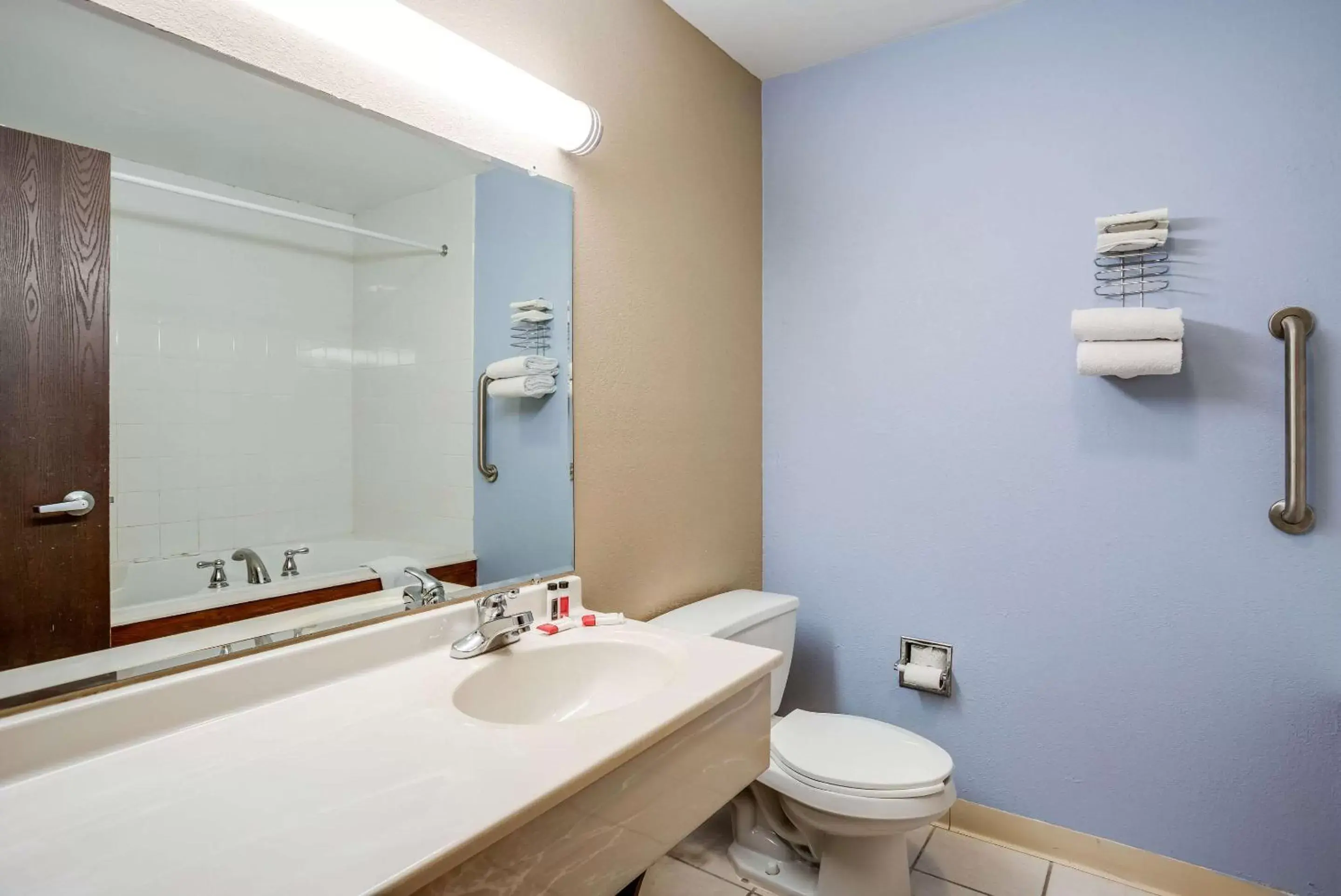 Bathroom in Quality Inn Calvert City - Paducah East