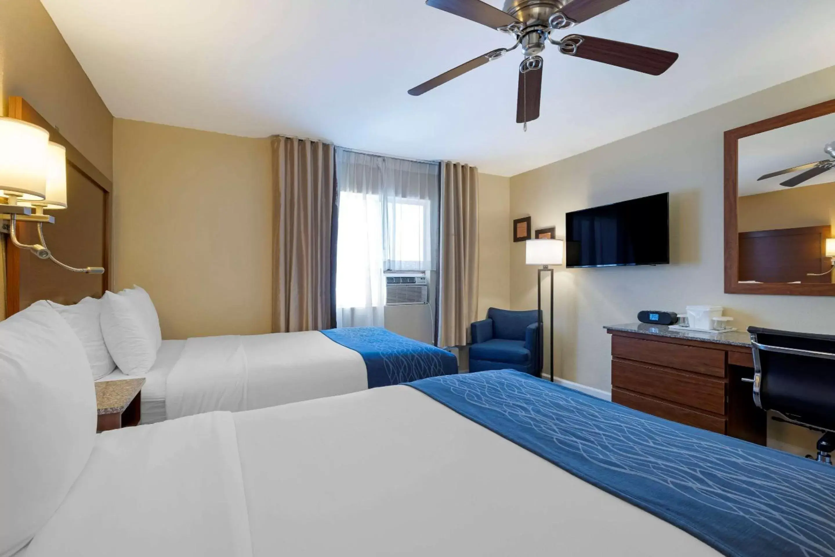 Photo of the whole room, Bed in Comfort Inn Gaslamp Convention Center