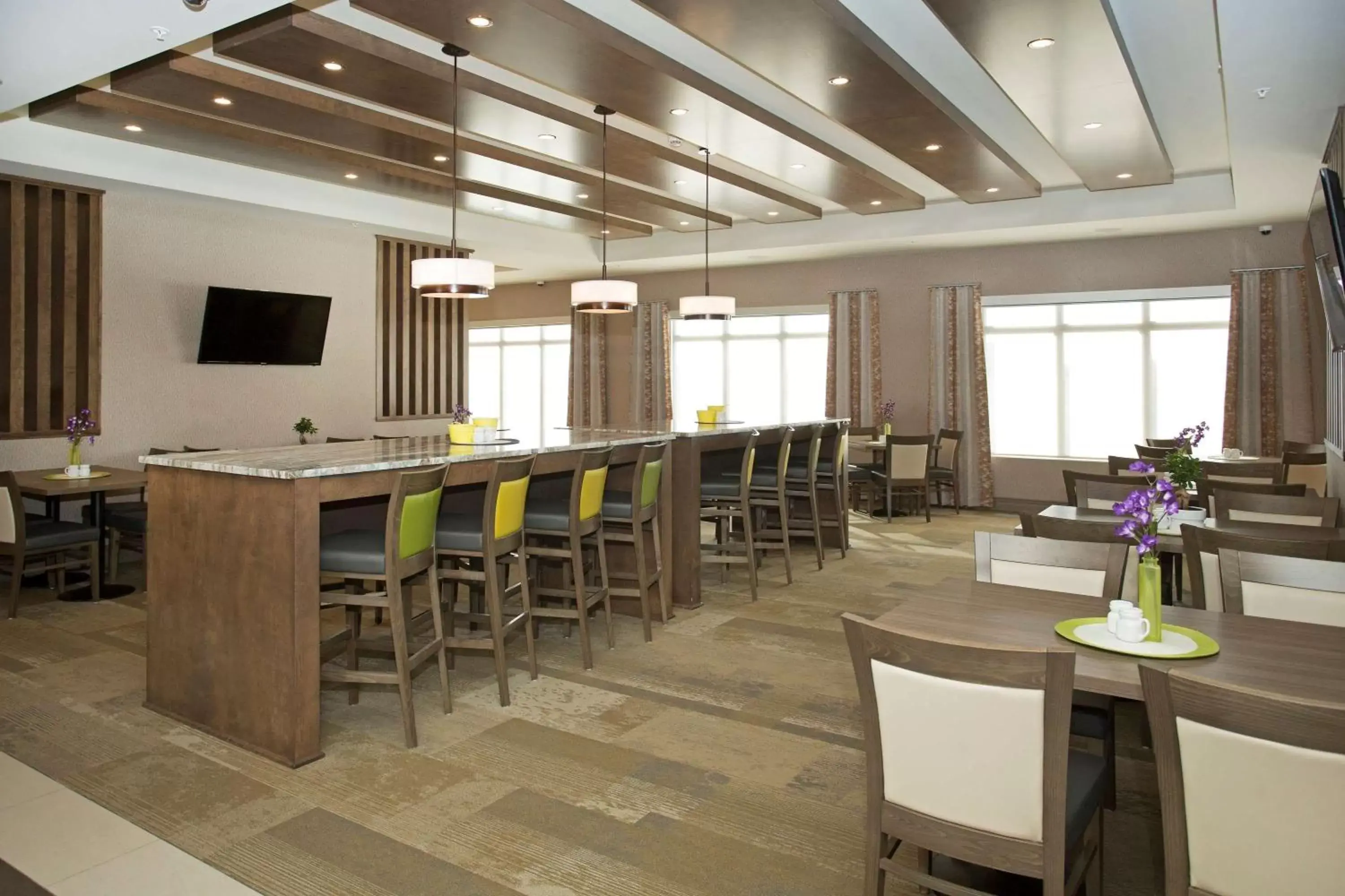 Restaurant/places to eat in Wingate by Wyndham Calgary Airport