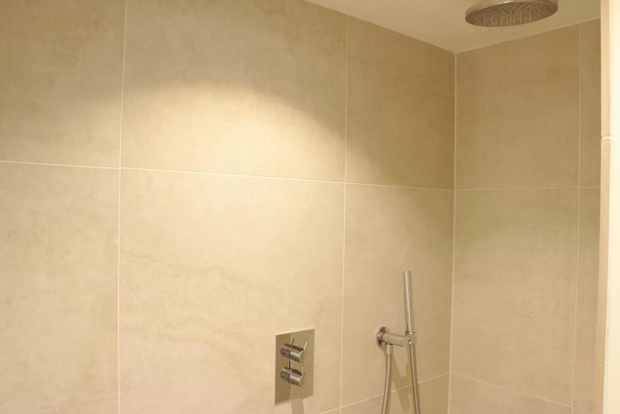 Shower, Bathroom in Boutique Hotel Elburg en Tapperij