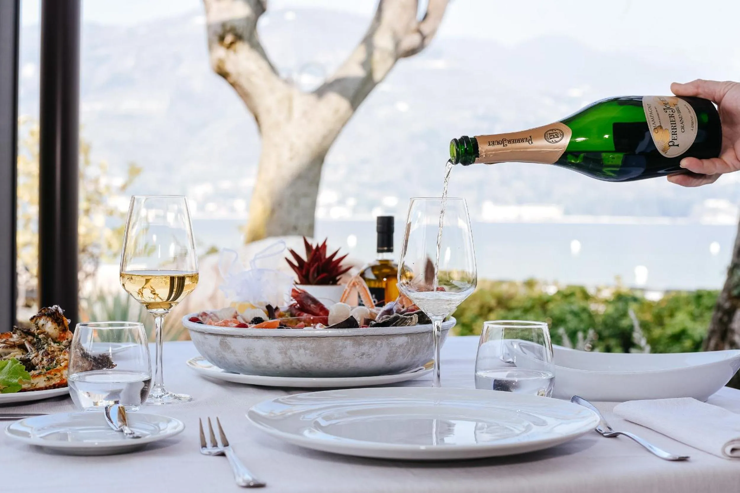 Restaurant/places to eat in Bella Hotel & Restaurant with private dock for mooring boats