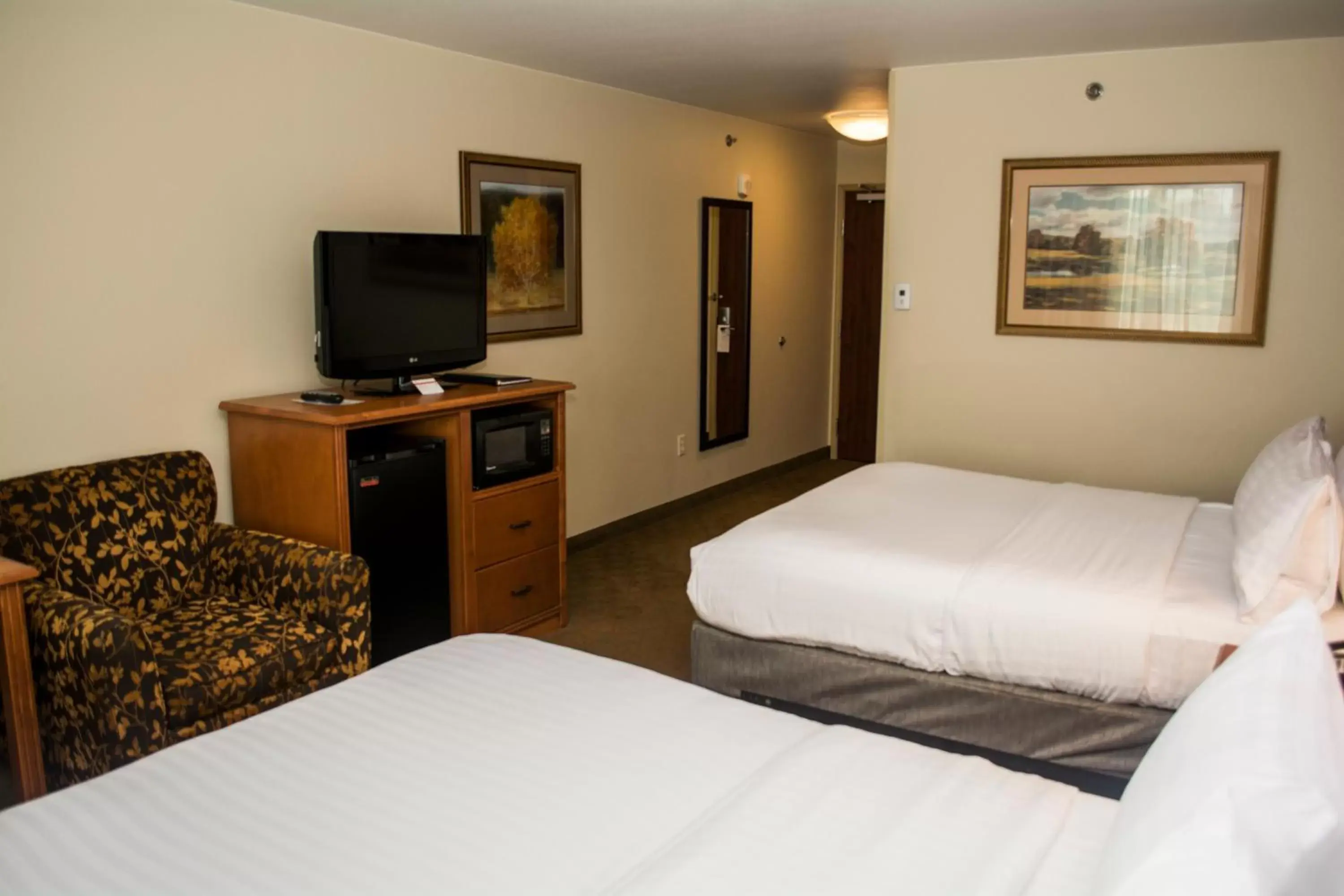 Photo of the whole room, Bed in Holiday Inn Express & Suites - Mason City, an IHG Hotel