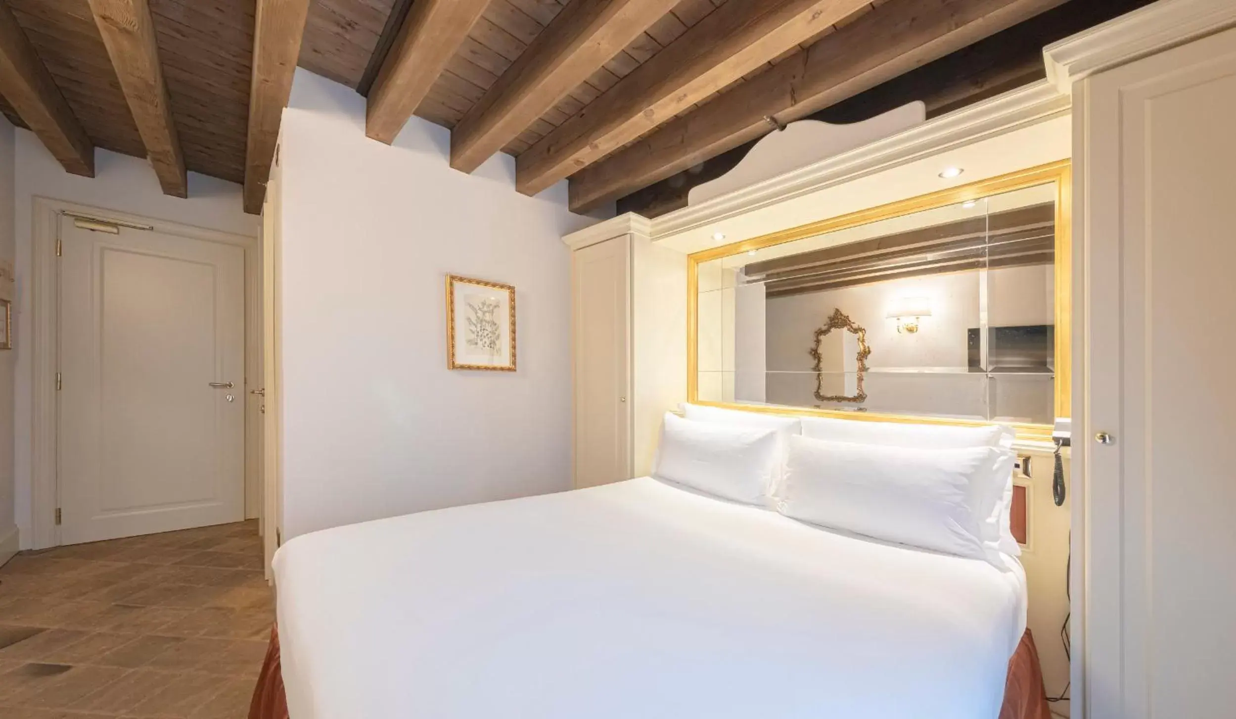 Bedroom, Bed in Hotel Villa Barbarich Venice Mestre