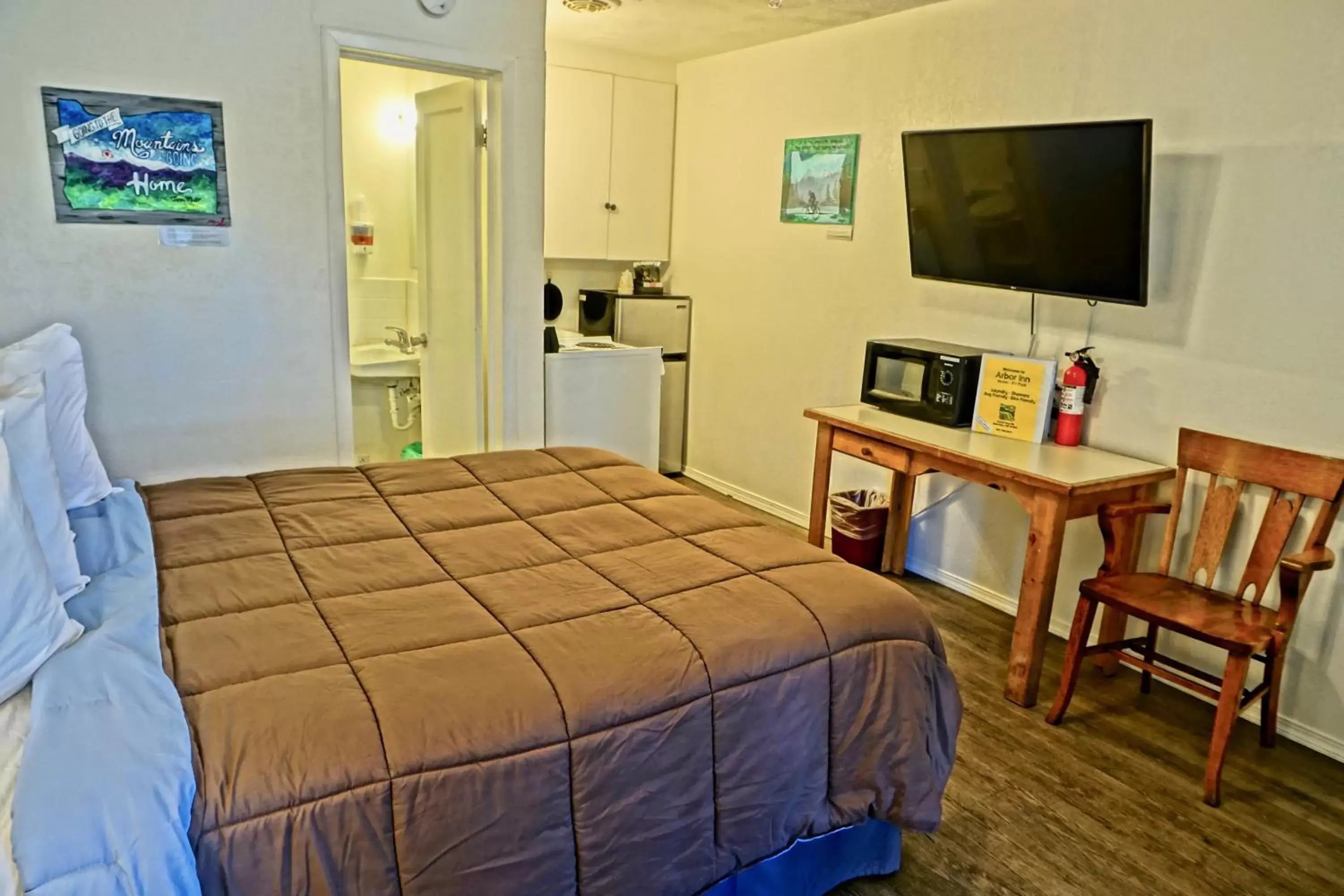 Bed in Arbor Inn Motel Oakridge