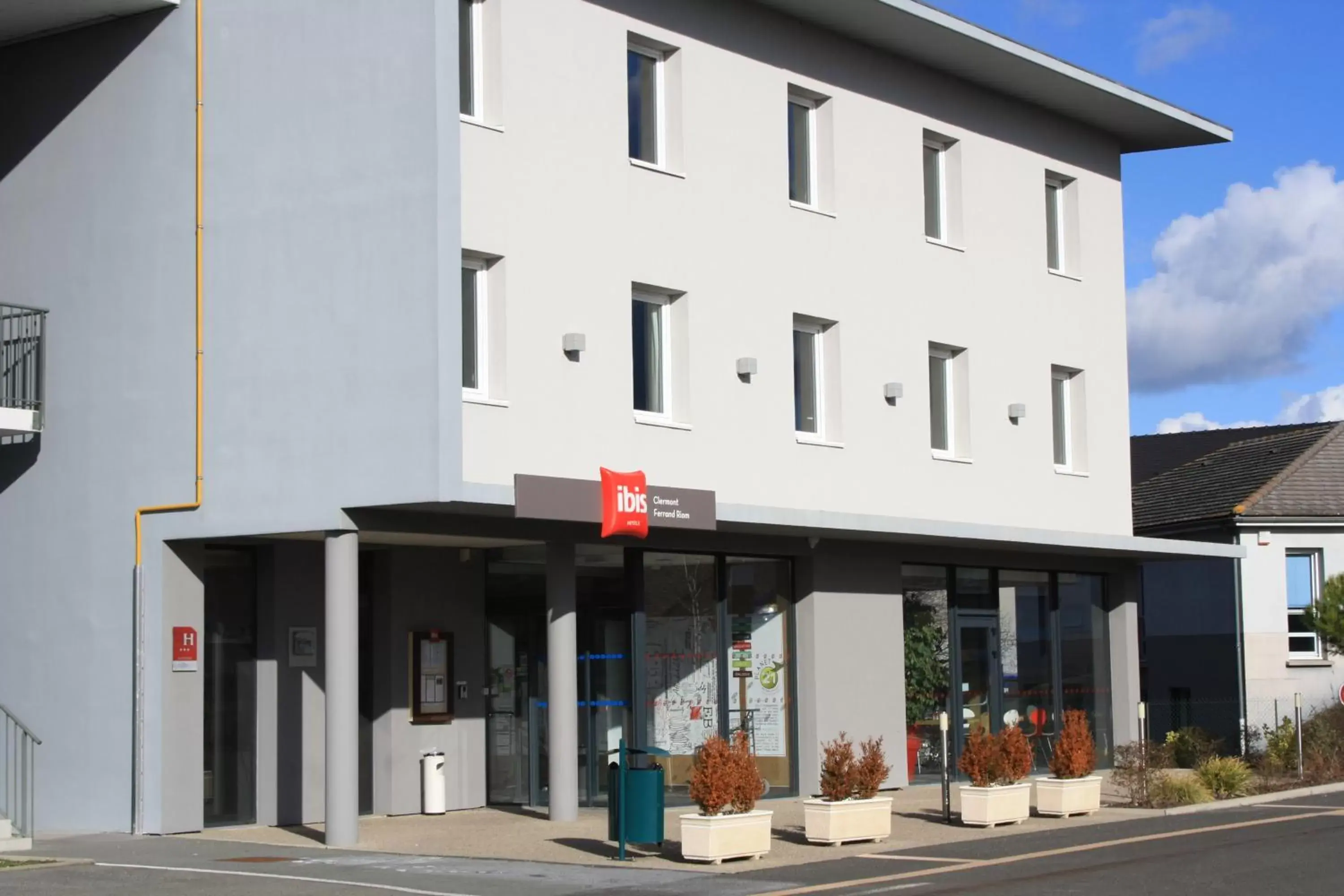 Facade/entrance, Property Building in ibis Clermont Ferrand Nord Riom