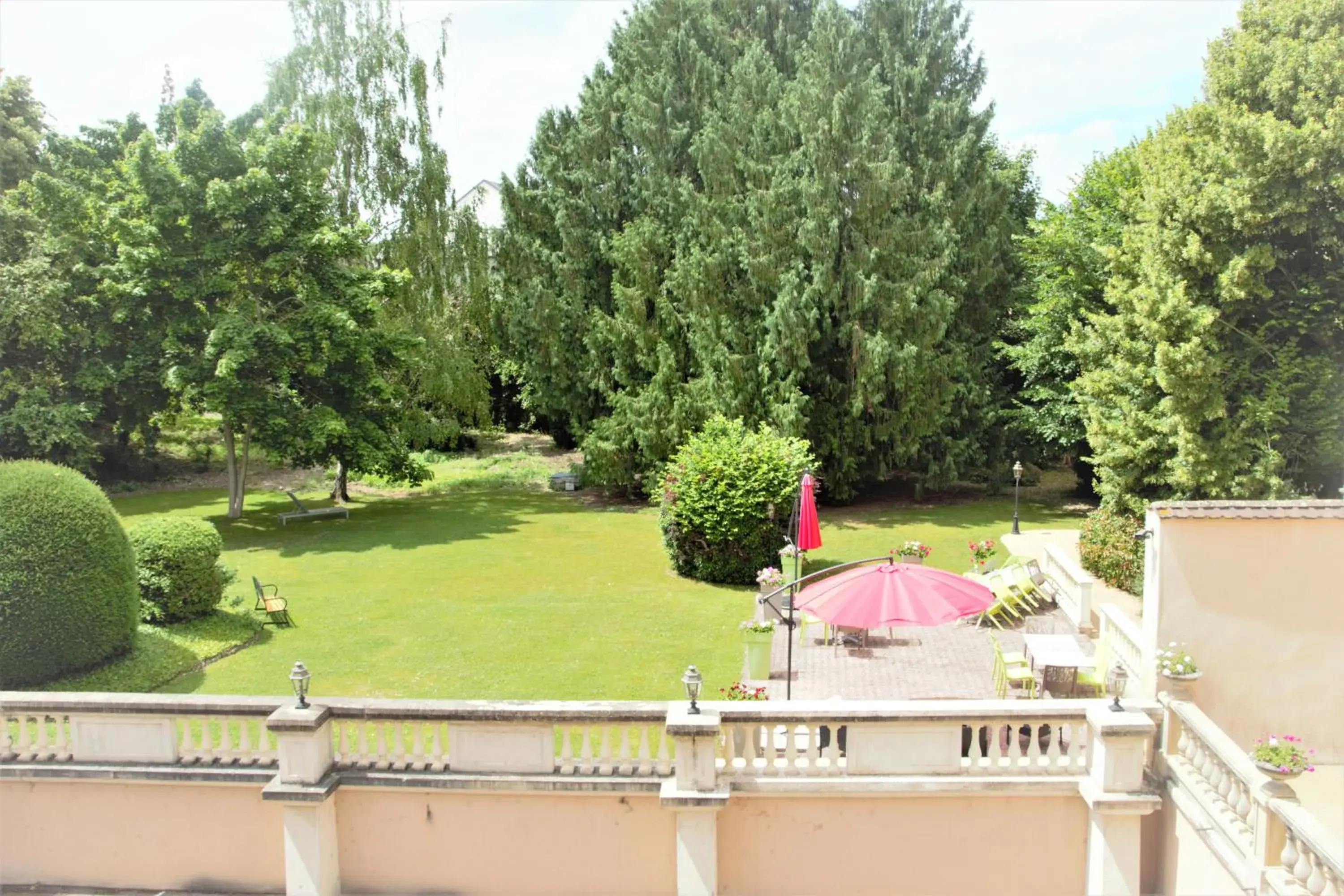 Patio in The Originals City, Archotel, Sens (Inter-Hotel)