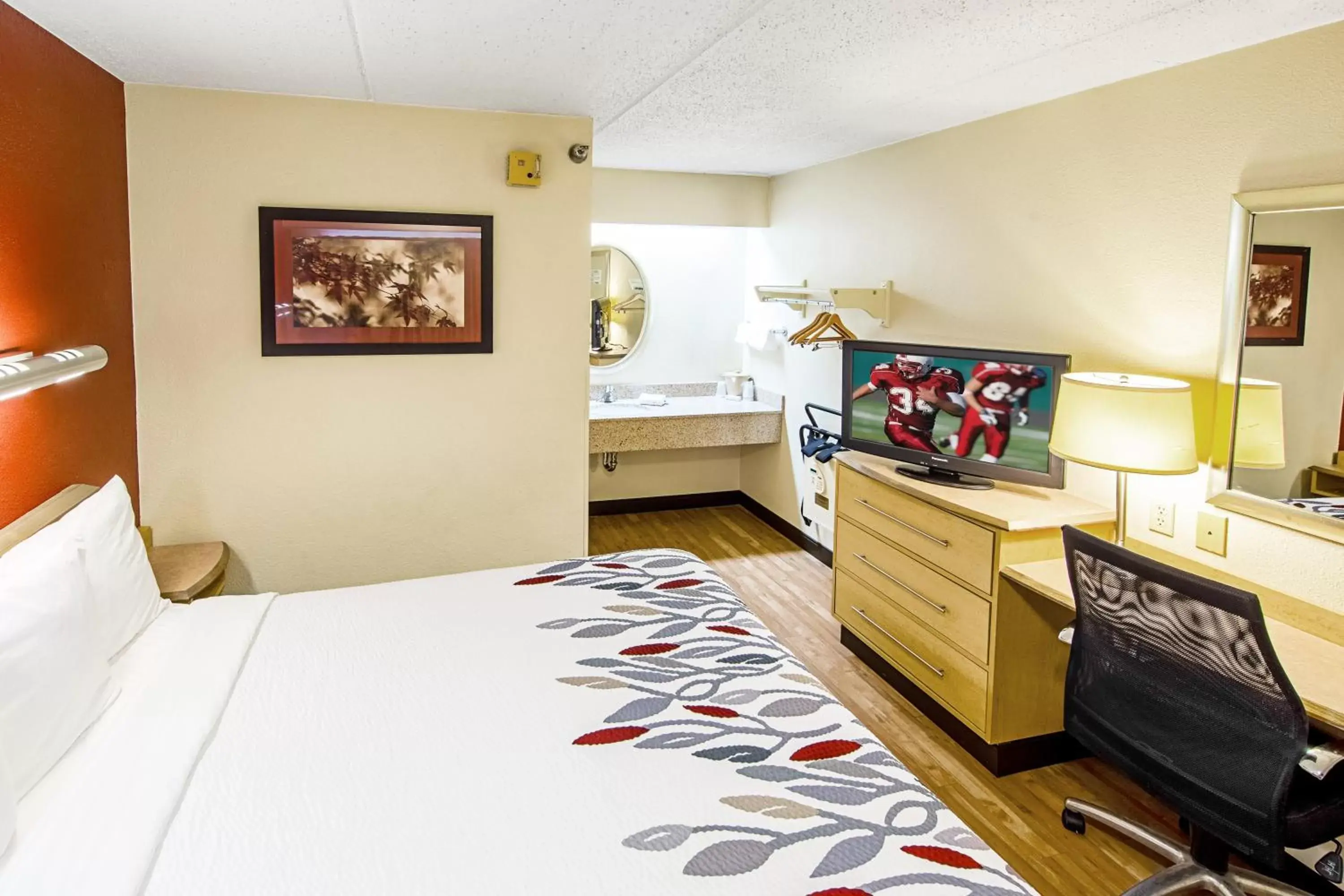 Photo of the whole room, Bed in Red Roof Inn Akron