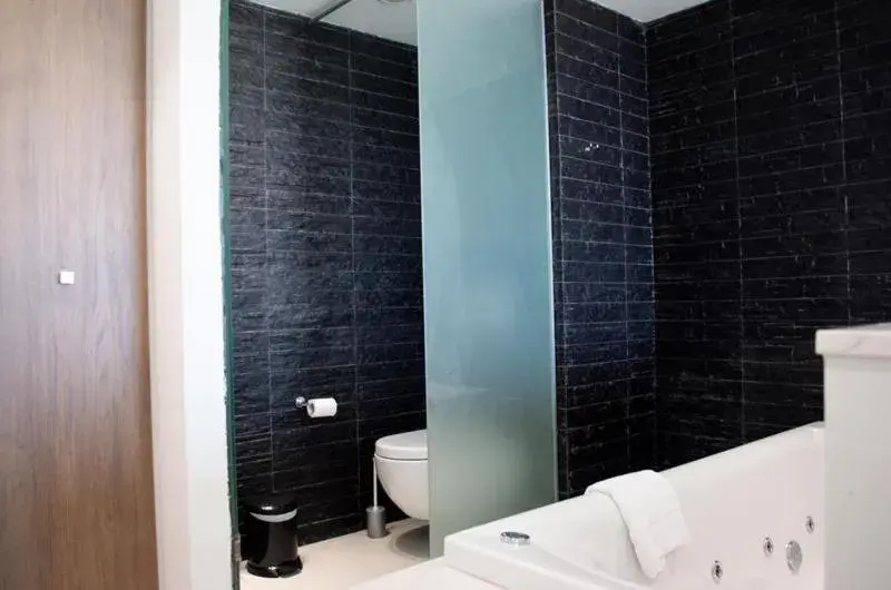 Bathroom in Mandali Hotel