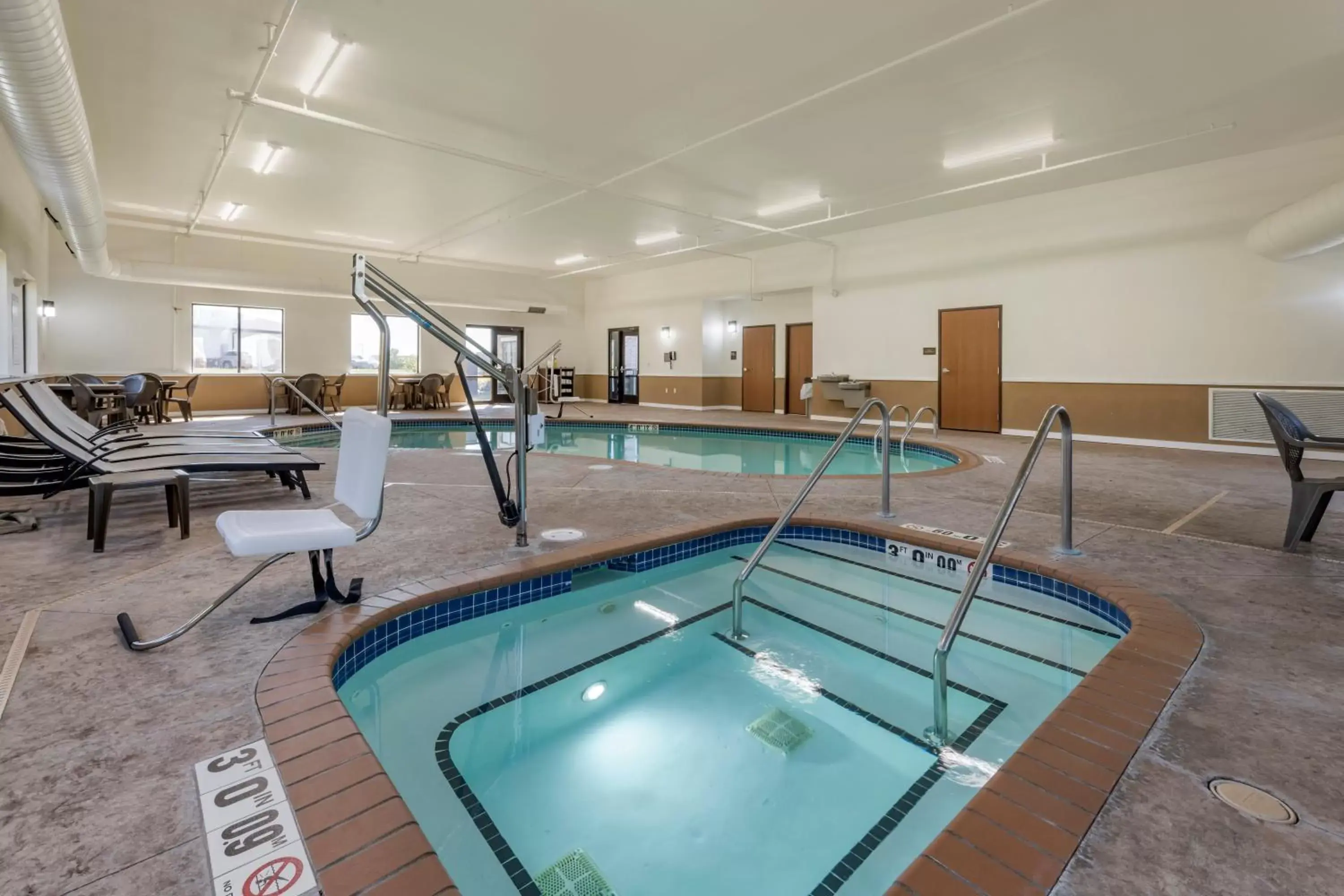 Hot Tub, Swimming Pool in Comfort Suites Bridgeport - Clarksburg