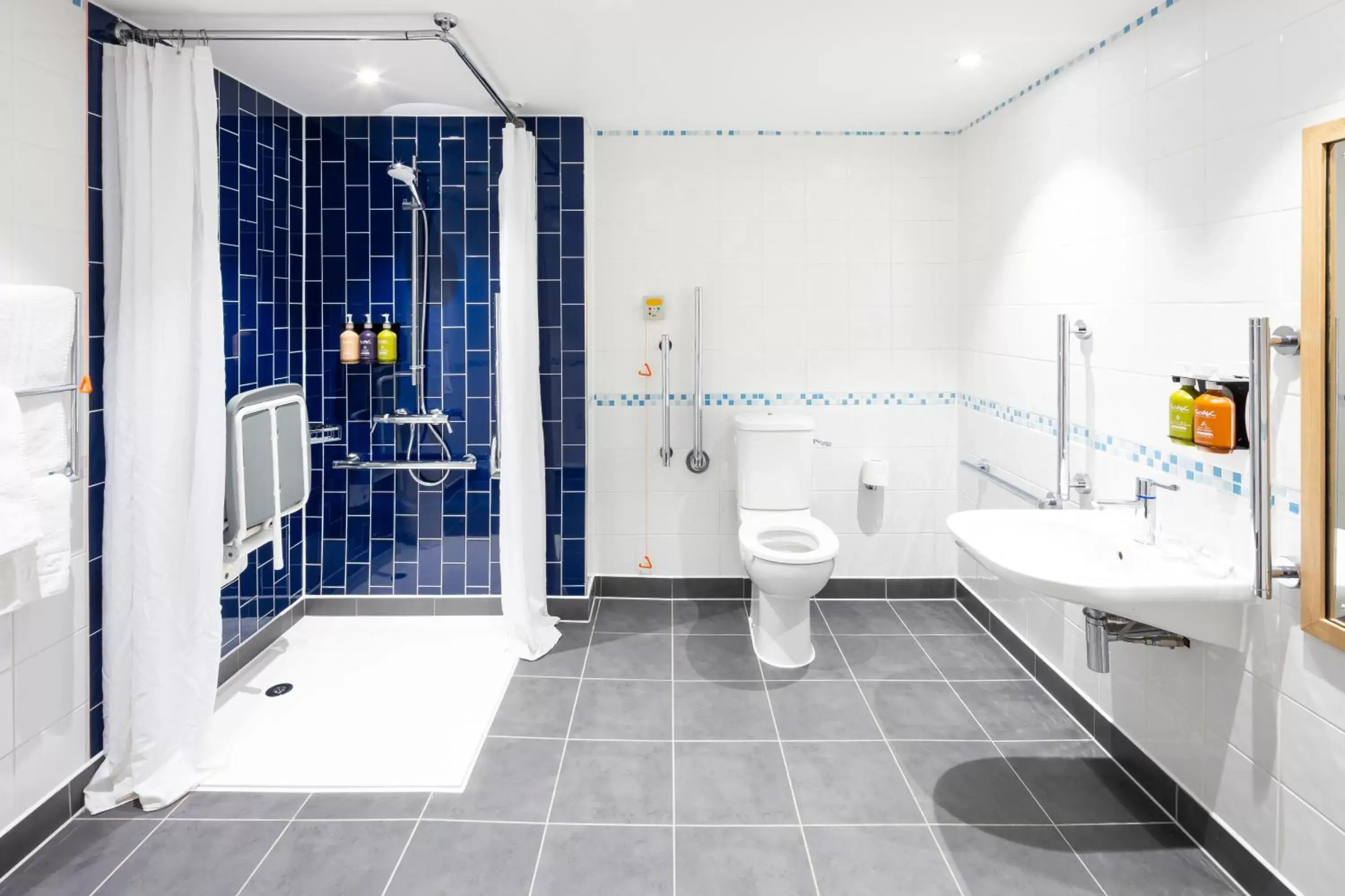 Shower, Bathroom in Holiday Inn Coventry M6, J2, an IHG Hotel