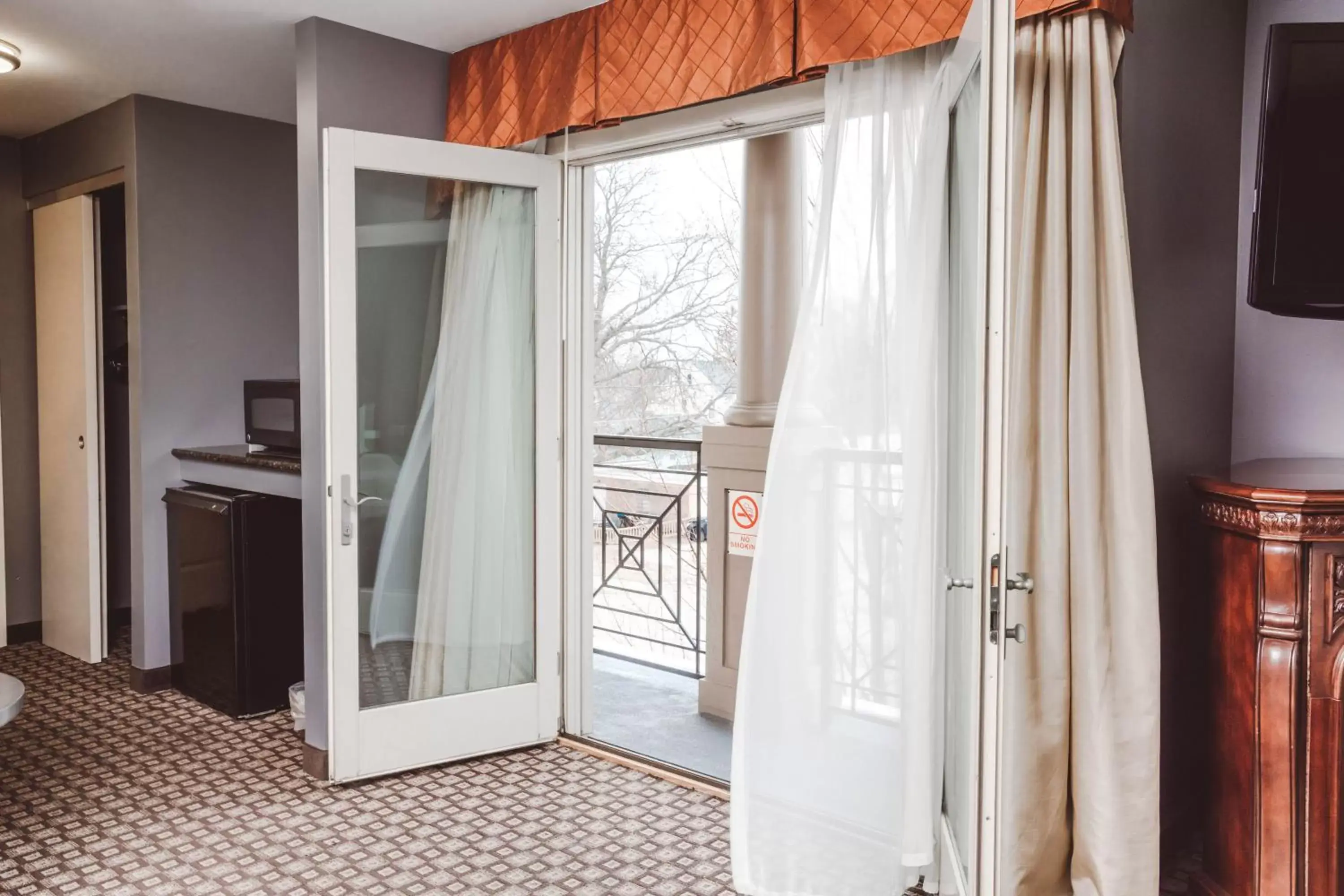 Queen Room with Two Queen Beds and Balcony in The Inn On Sheridan Queen Room with Two Queen Beds and Balcony in The Inn On Sheridan