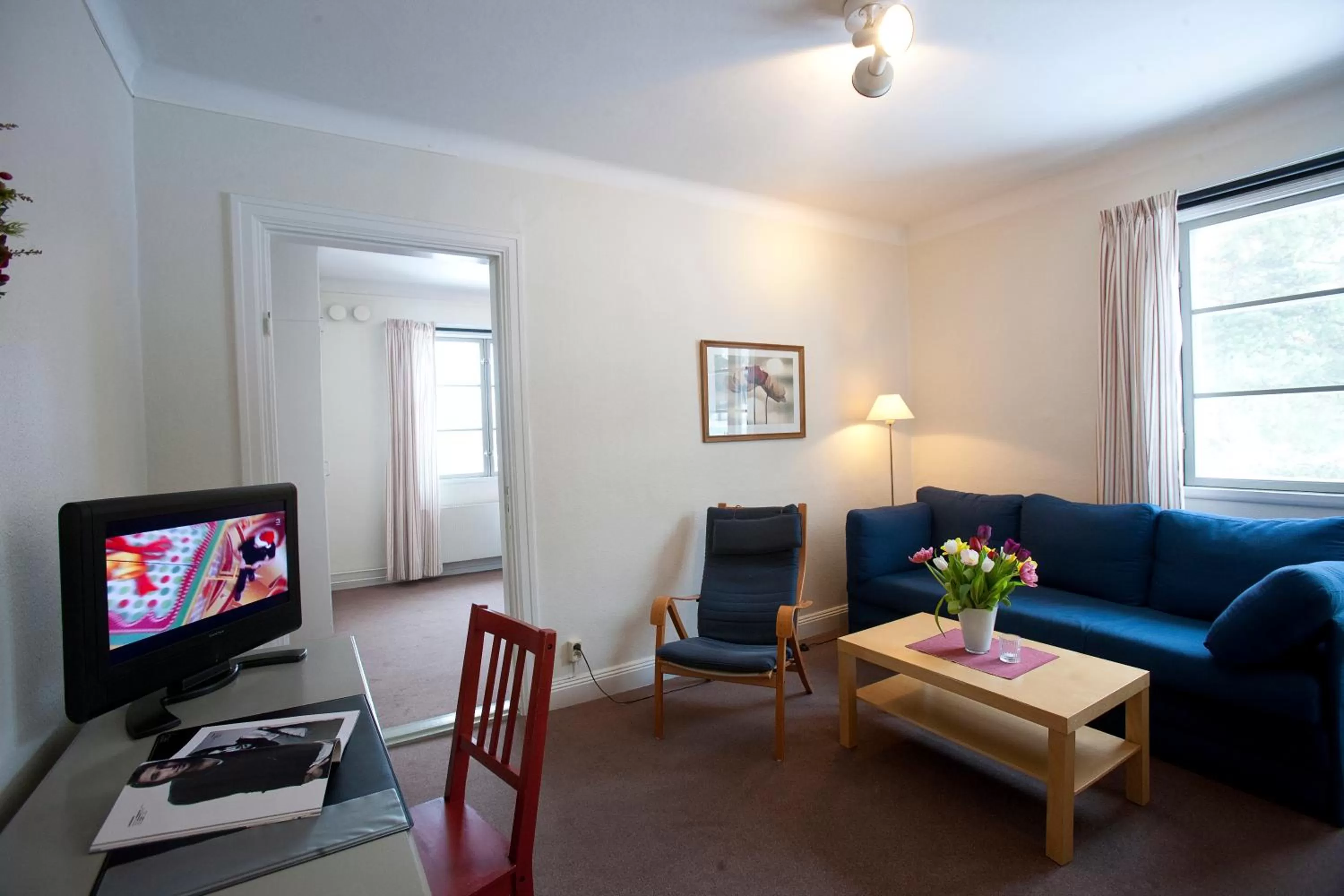 Communal lounge/ TV room in Insjöns Hotell