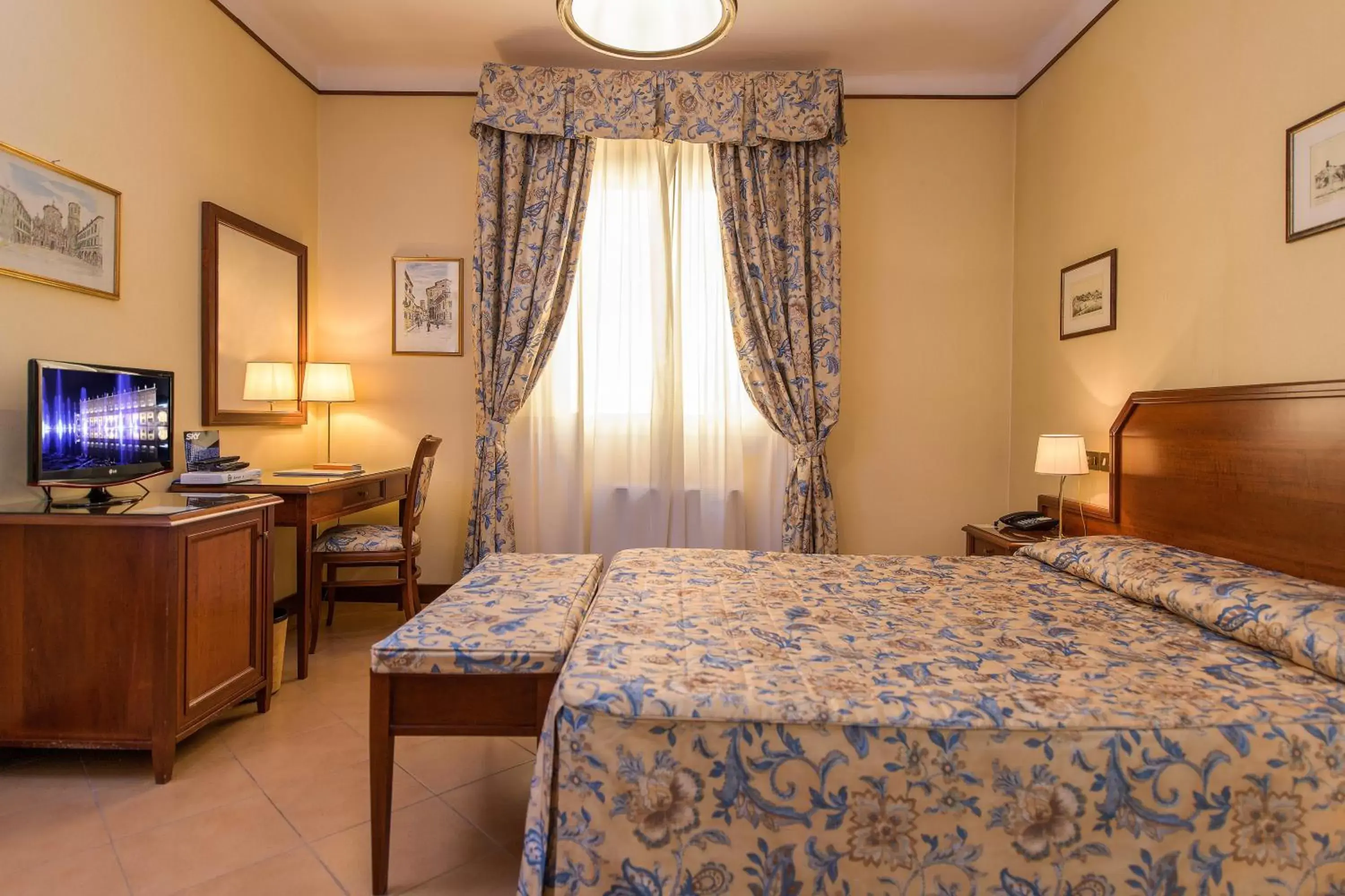 Photo of the whole room, Bed in Albergo Reggio