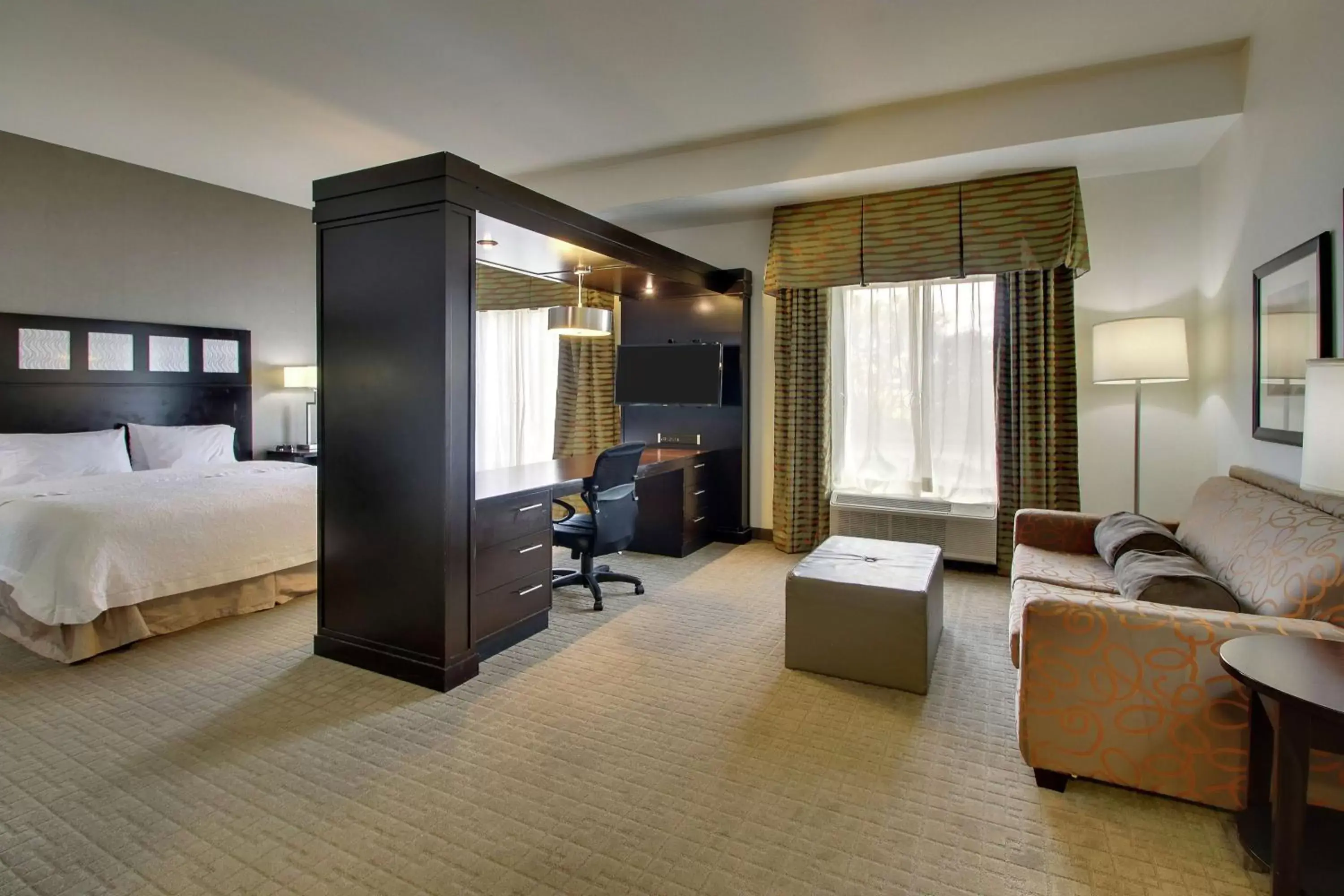 Bedroom, Seating Area in Hampton Inn & Suites Shreveport