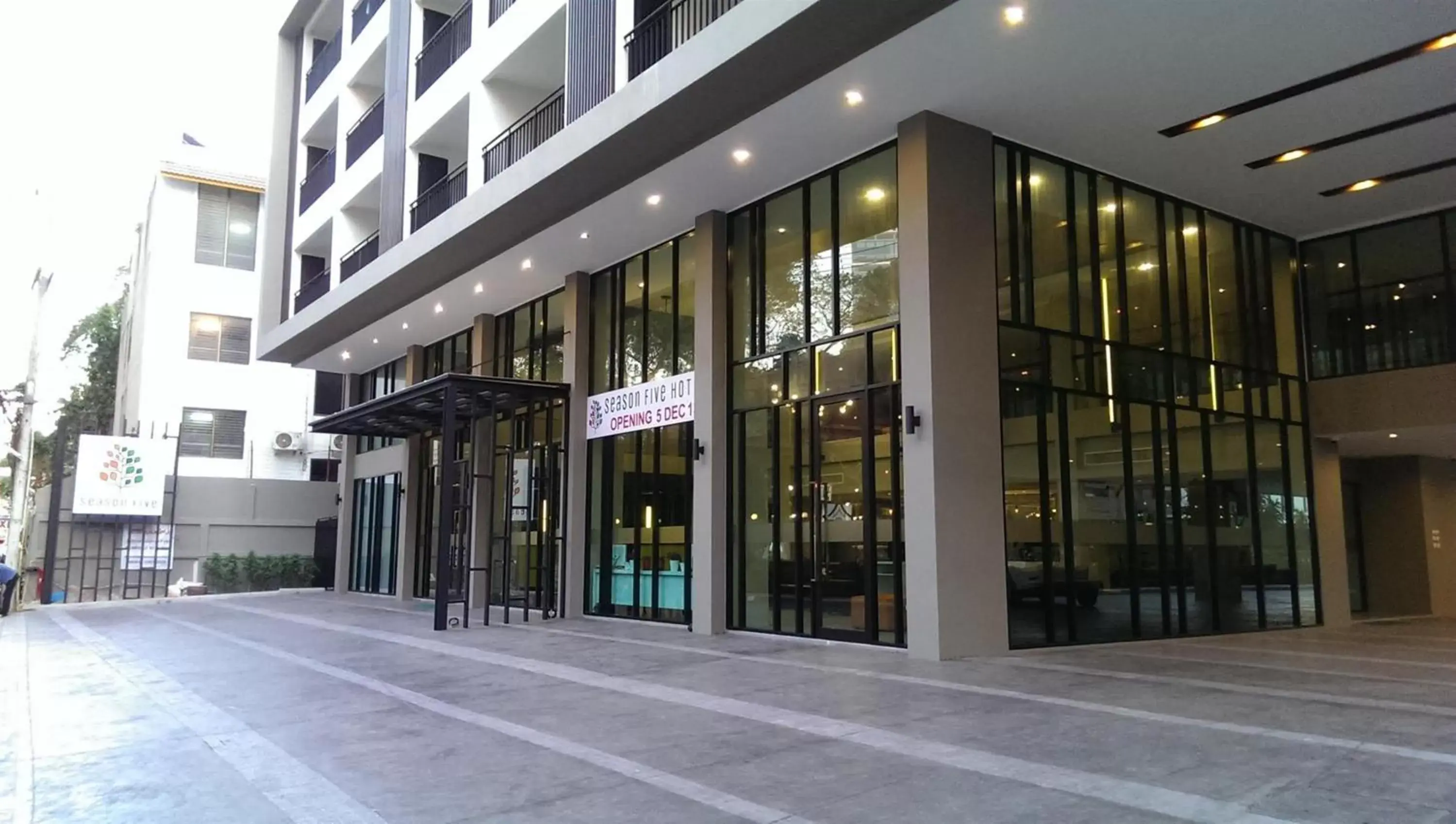 Facade/entrance in Season Five Hotel Facade/entrance in Season Five Hotel