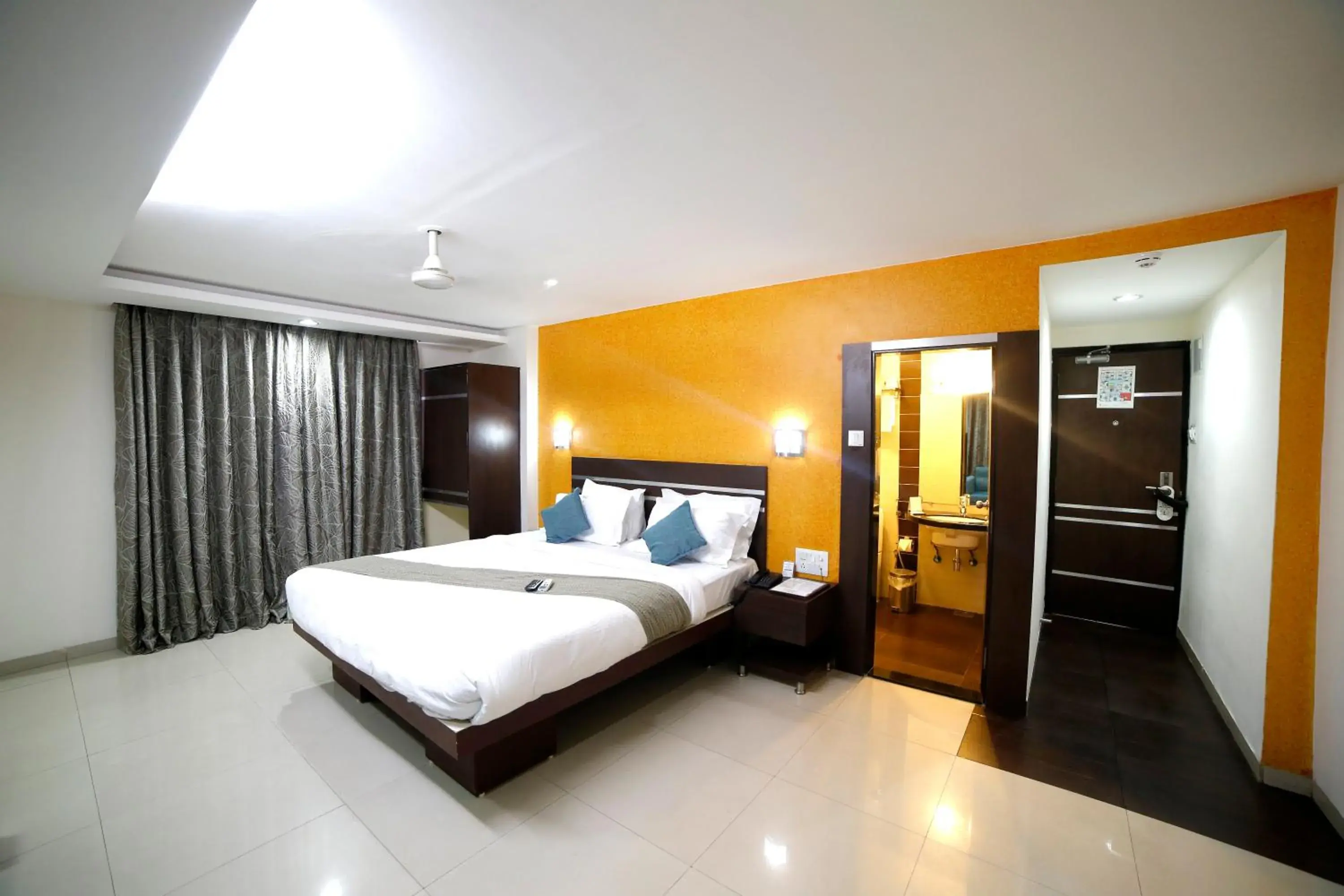 Seating area, Bed in Best Western Yuvraj