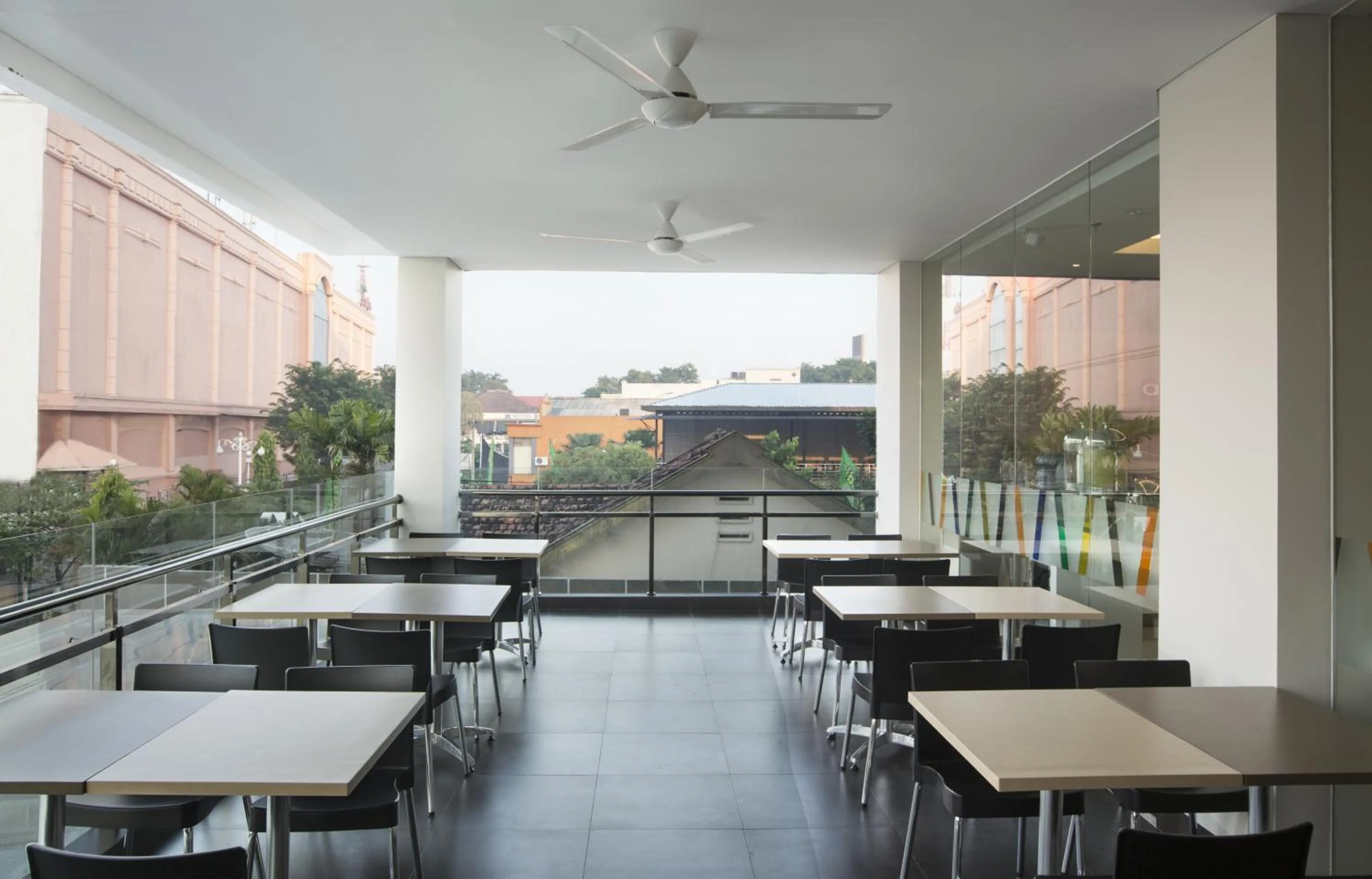 Restaurant/places to eat in Amaris Hotel Madiun