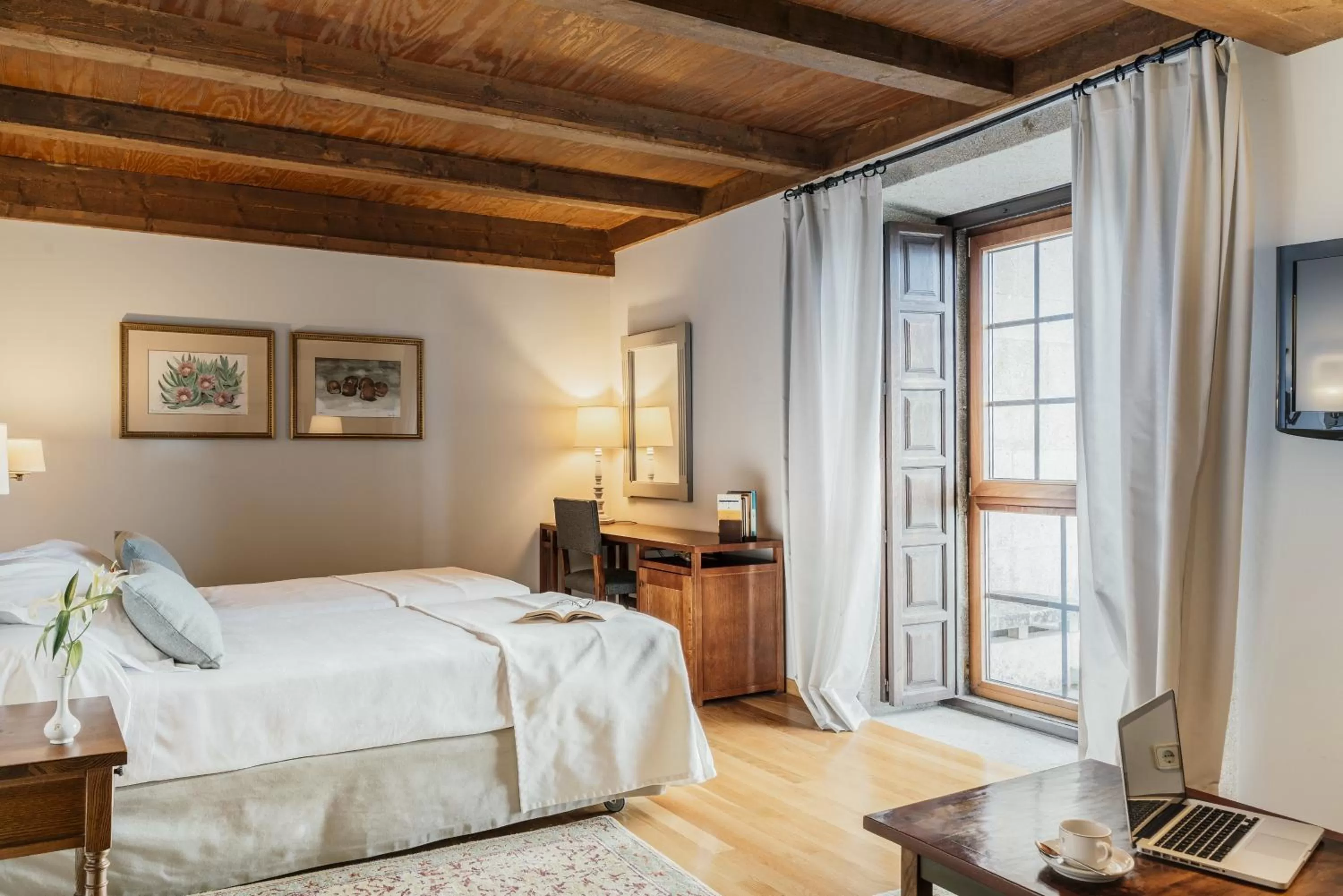 Photo of the whole room, Bed in Parador de Baiona