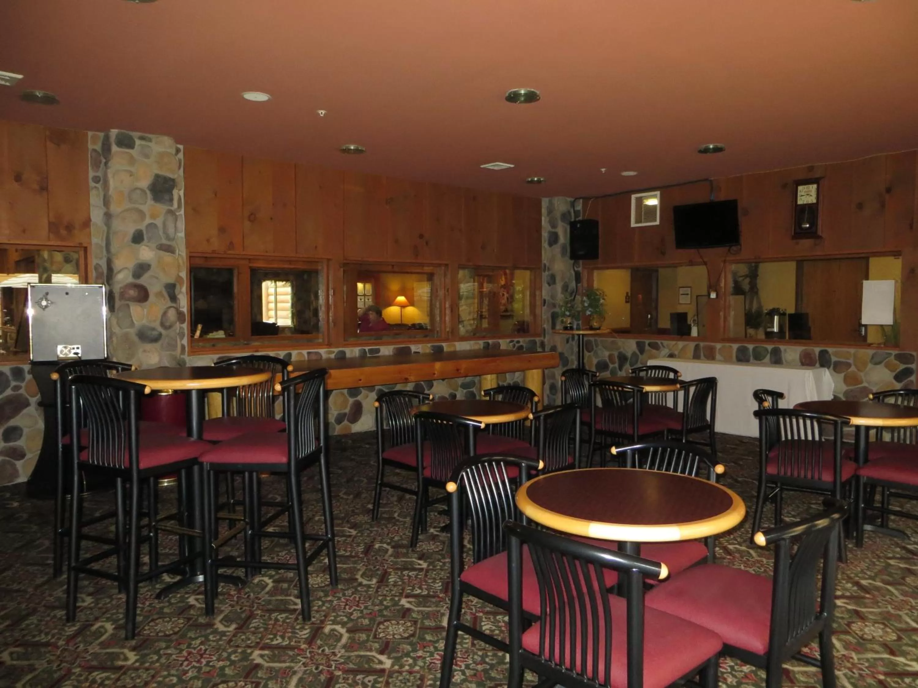 Lounge or bar in Cranberry Country Lodge