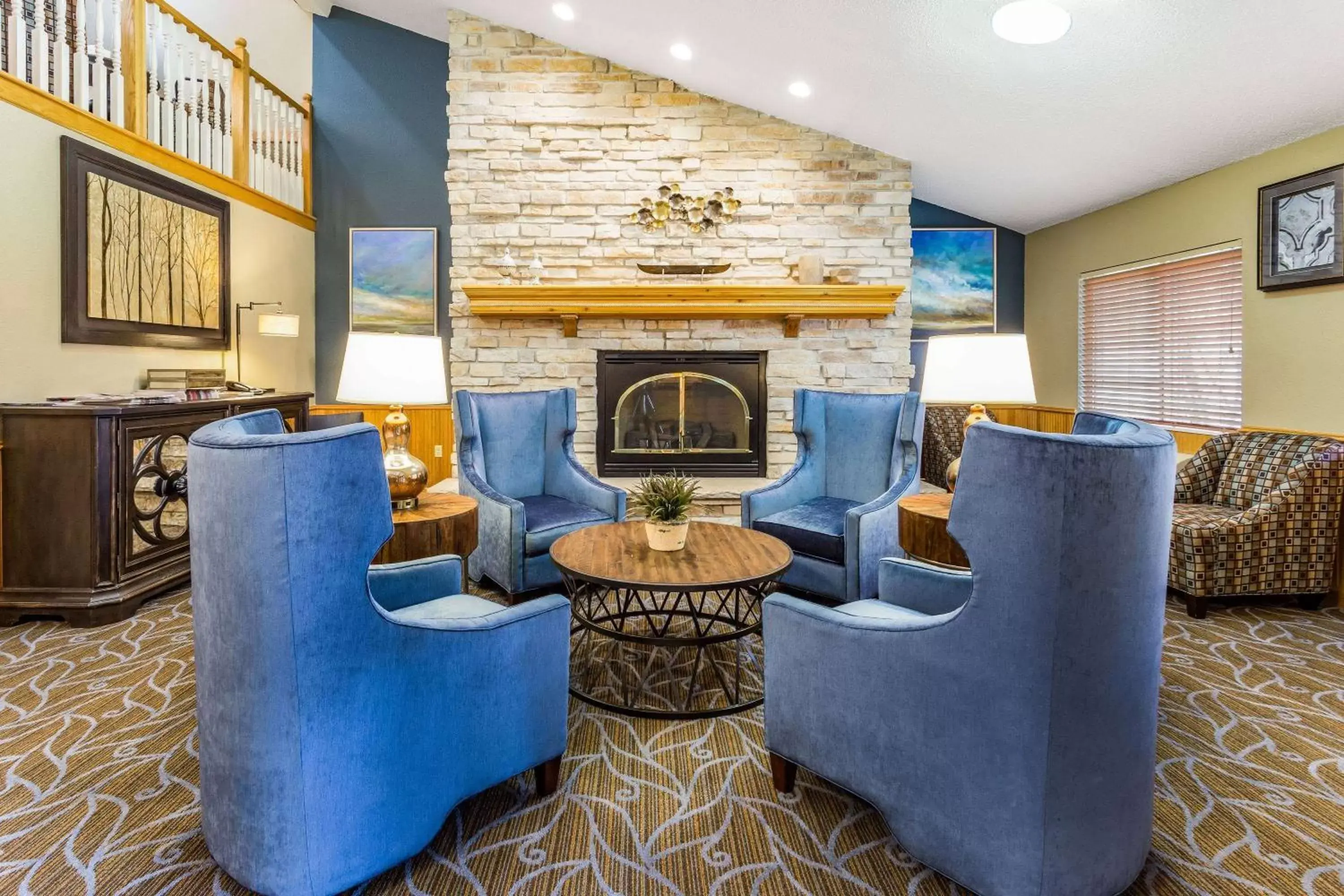 Lobby or reception, Lounge/Bar in AmericInn by Wyndham Hotel and Suites Long Lake