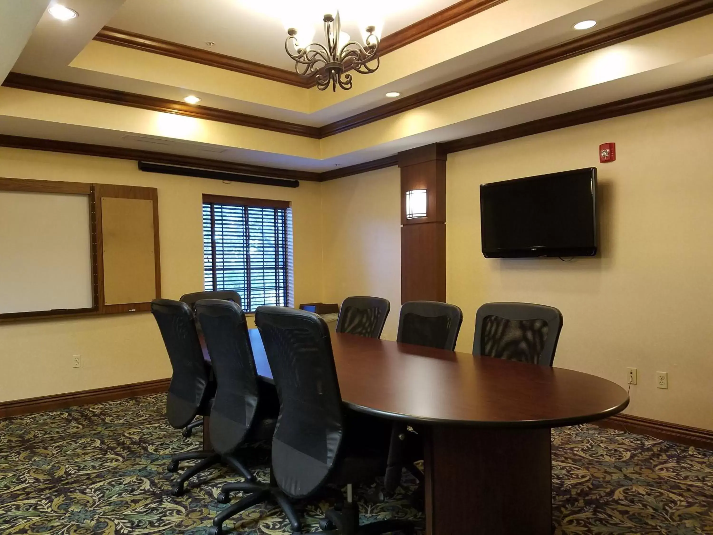 Meeting/conference room in Staybridge Suites Rogers - Bentonville, an IHG Hotel