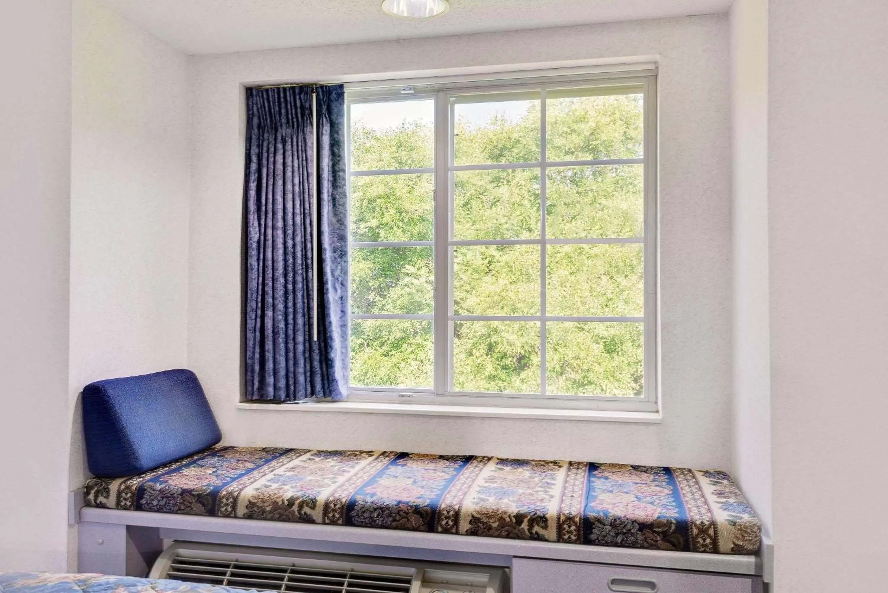 Photo of the whole room, Bed in Microtel Inn & Suites by Wyndham Hagerstown by I-81