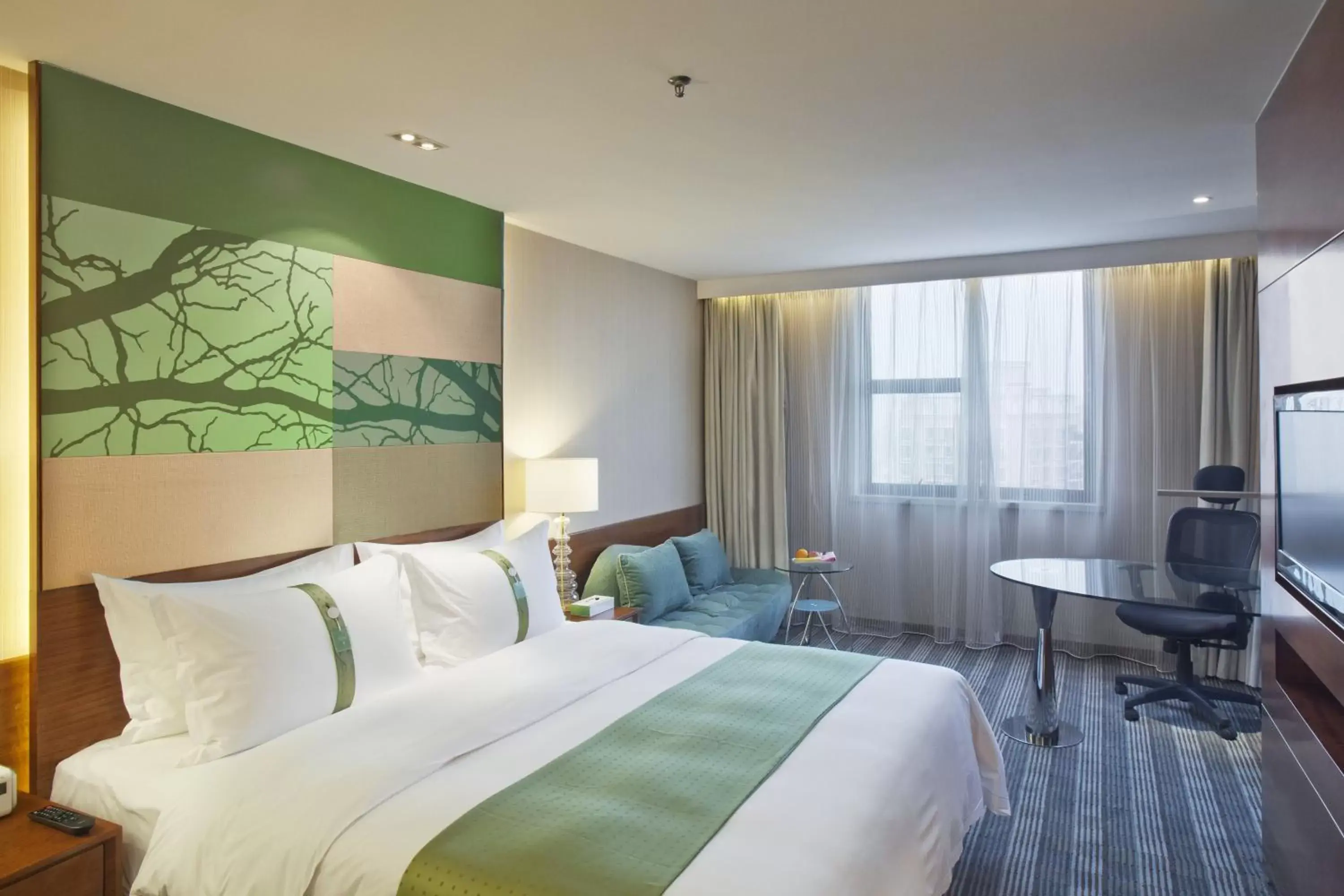 Photo of the whole room, Bed in Holiday Inn Shenzhen Donghua, an IHG Hotel