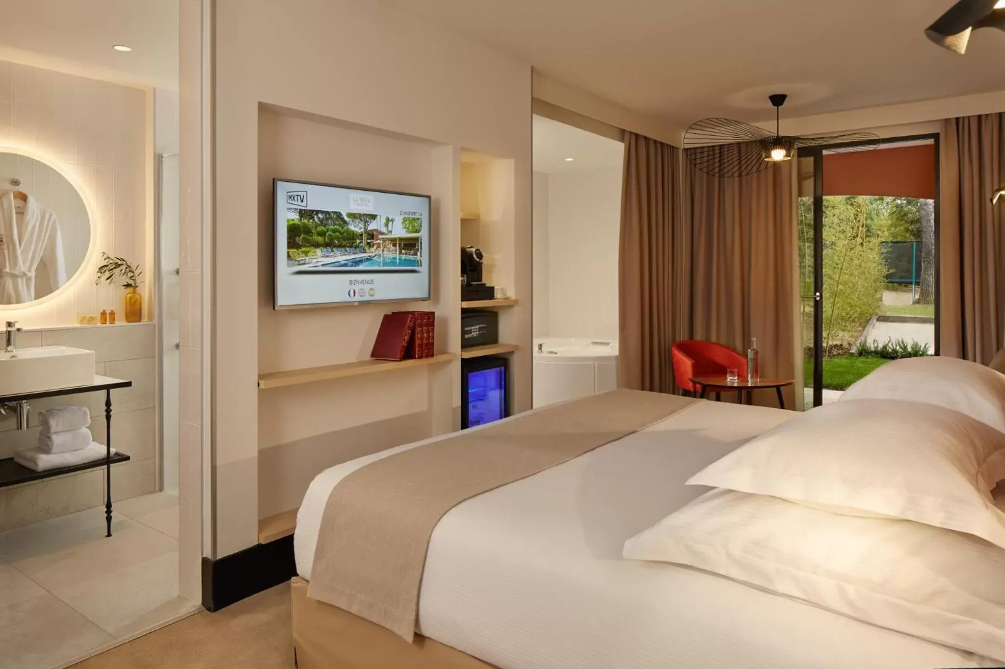 Mini Suite with Jacuzzi in Villa Duflot Hôtel & Spa Perpignan Mini Suite with Jacuzzi in Villa Duflot Hôtel & Spa Perpignan