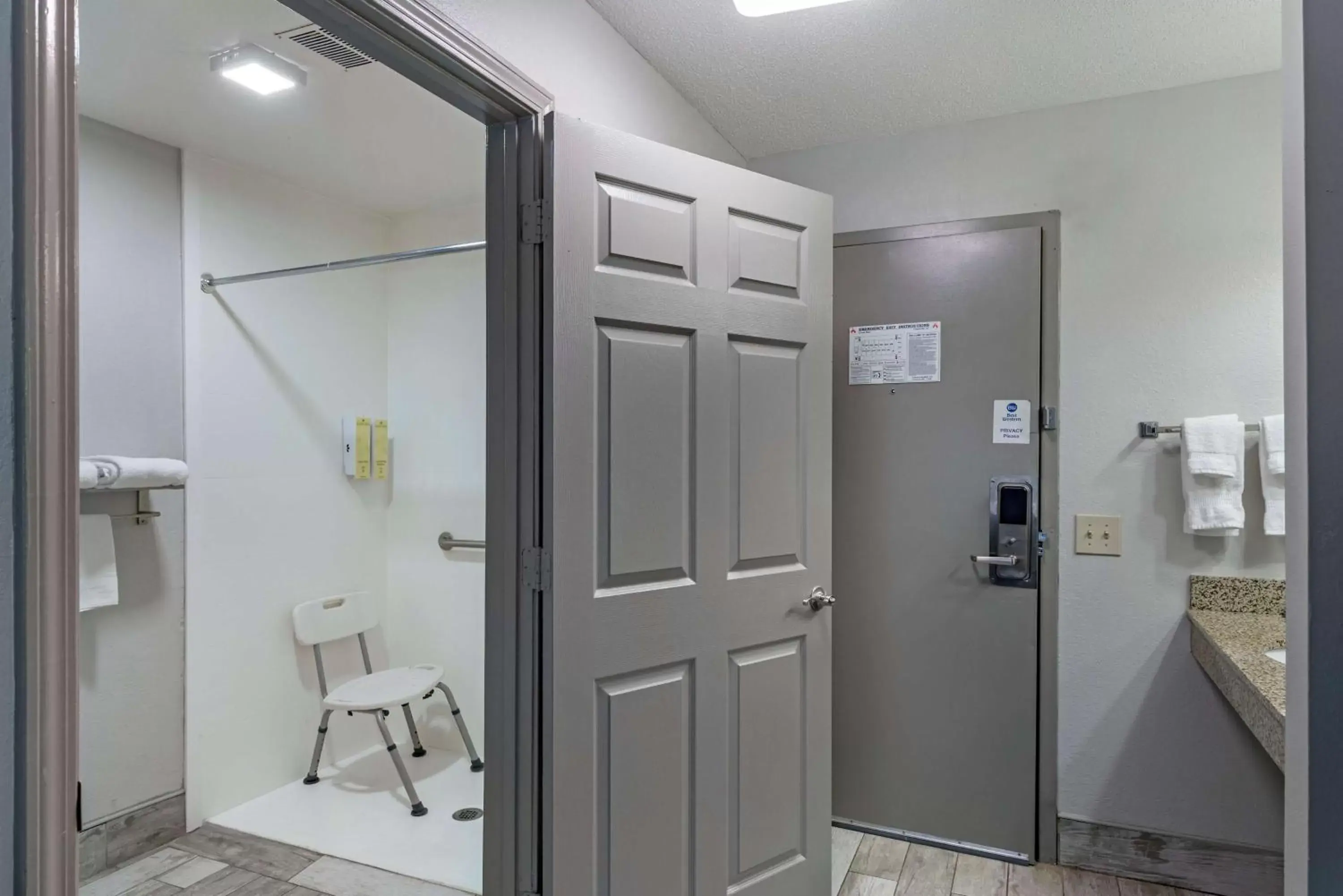 Bathroom in Best Western Allatoona Inn & Suites Bathroom in Best Western Allatoona Inn & Suites