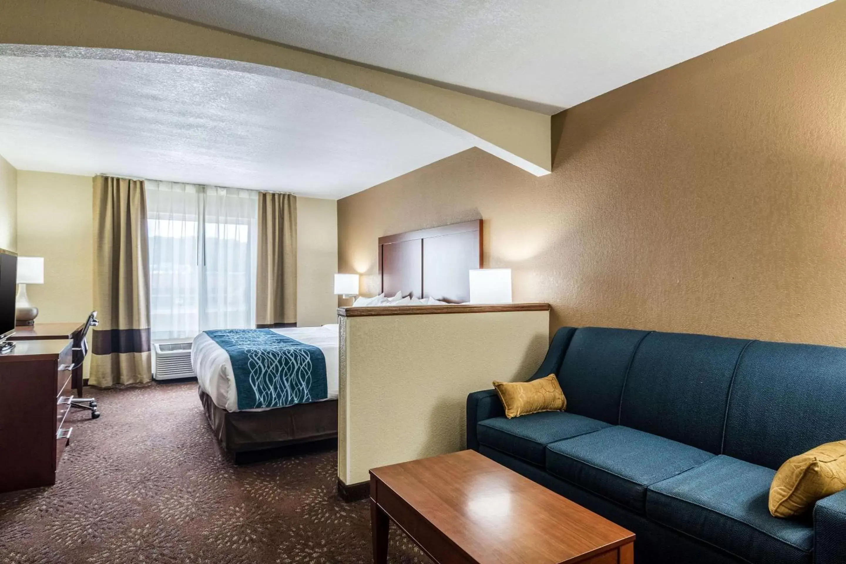 Photo of the whole room, Seating Area in Comfort Inn & Suites - Hannibal