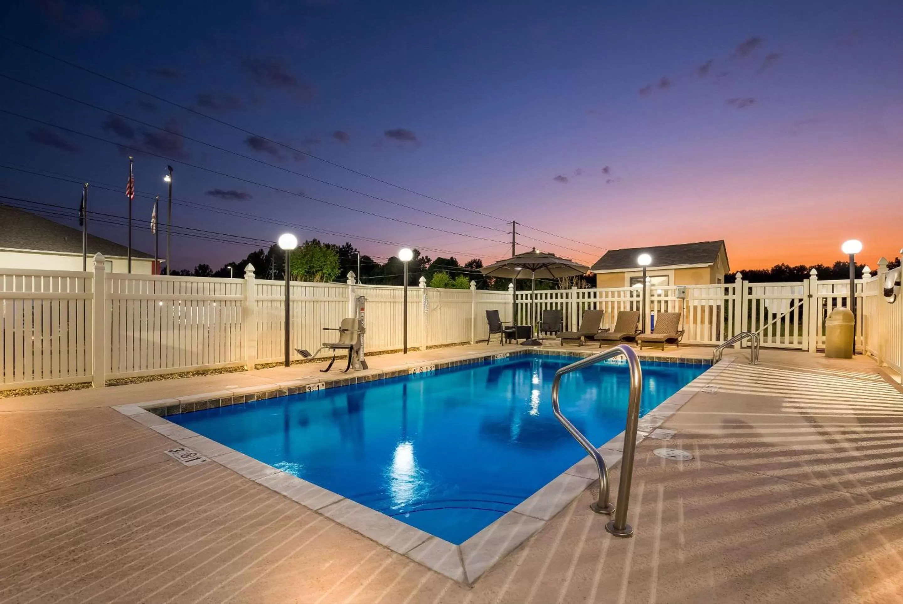 Swimming pool in Quality Inn Thomasville-Northpark