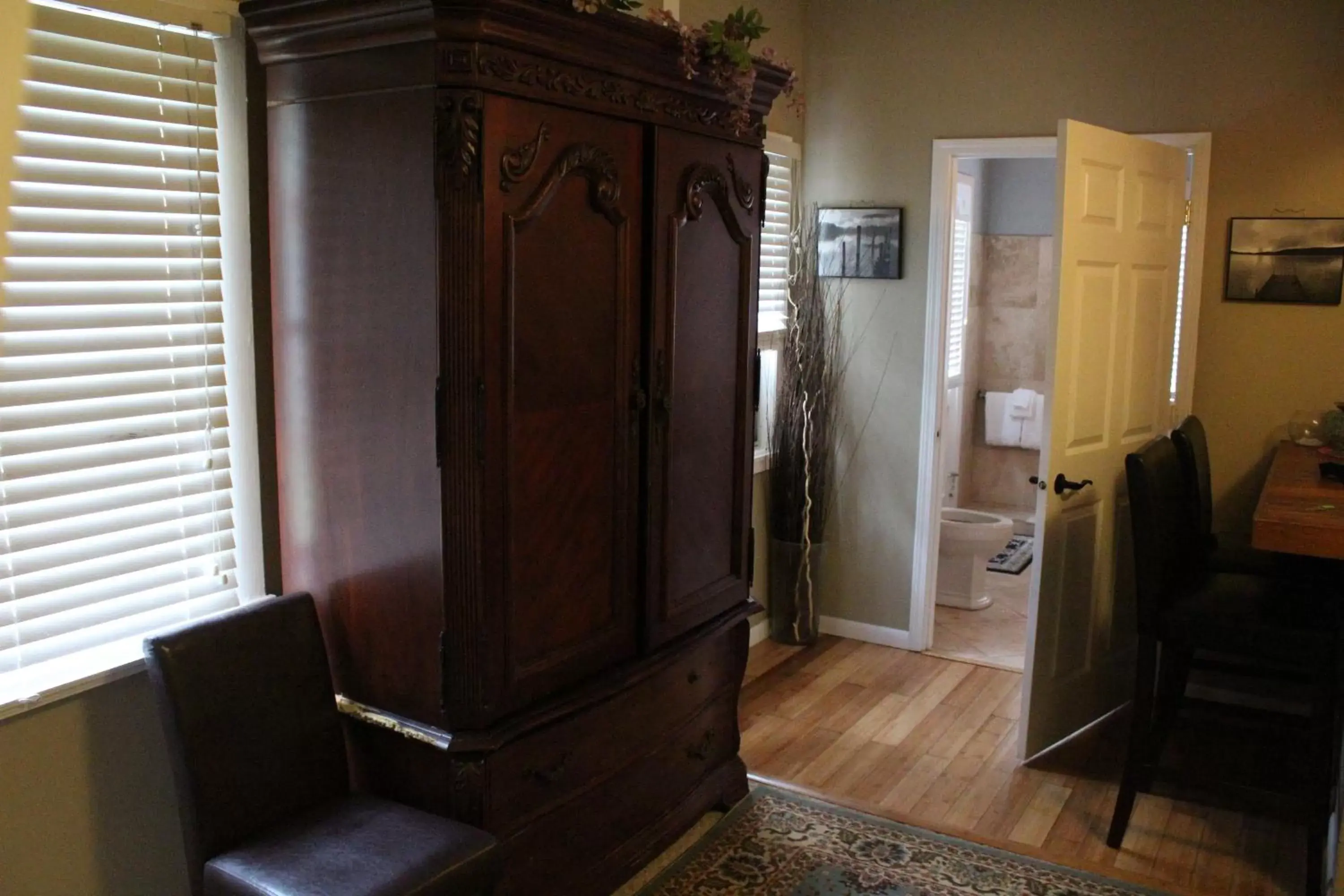 Living room, Bathroom in Henderson Castle Inn