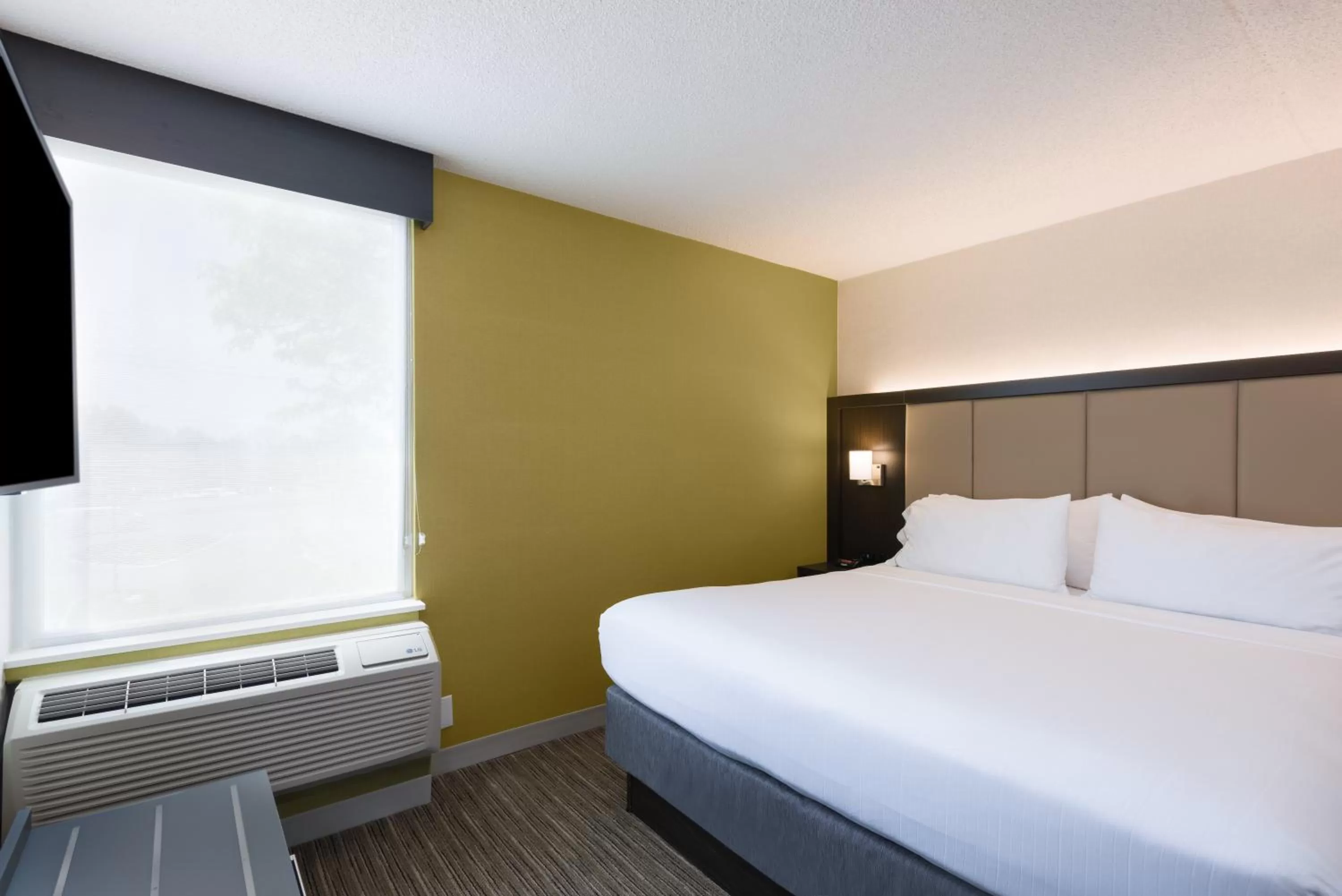 Photo of the whole room, Bed in Holiday Inn Express Ramsey Mahwah by IHG