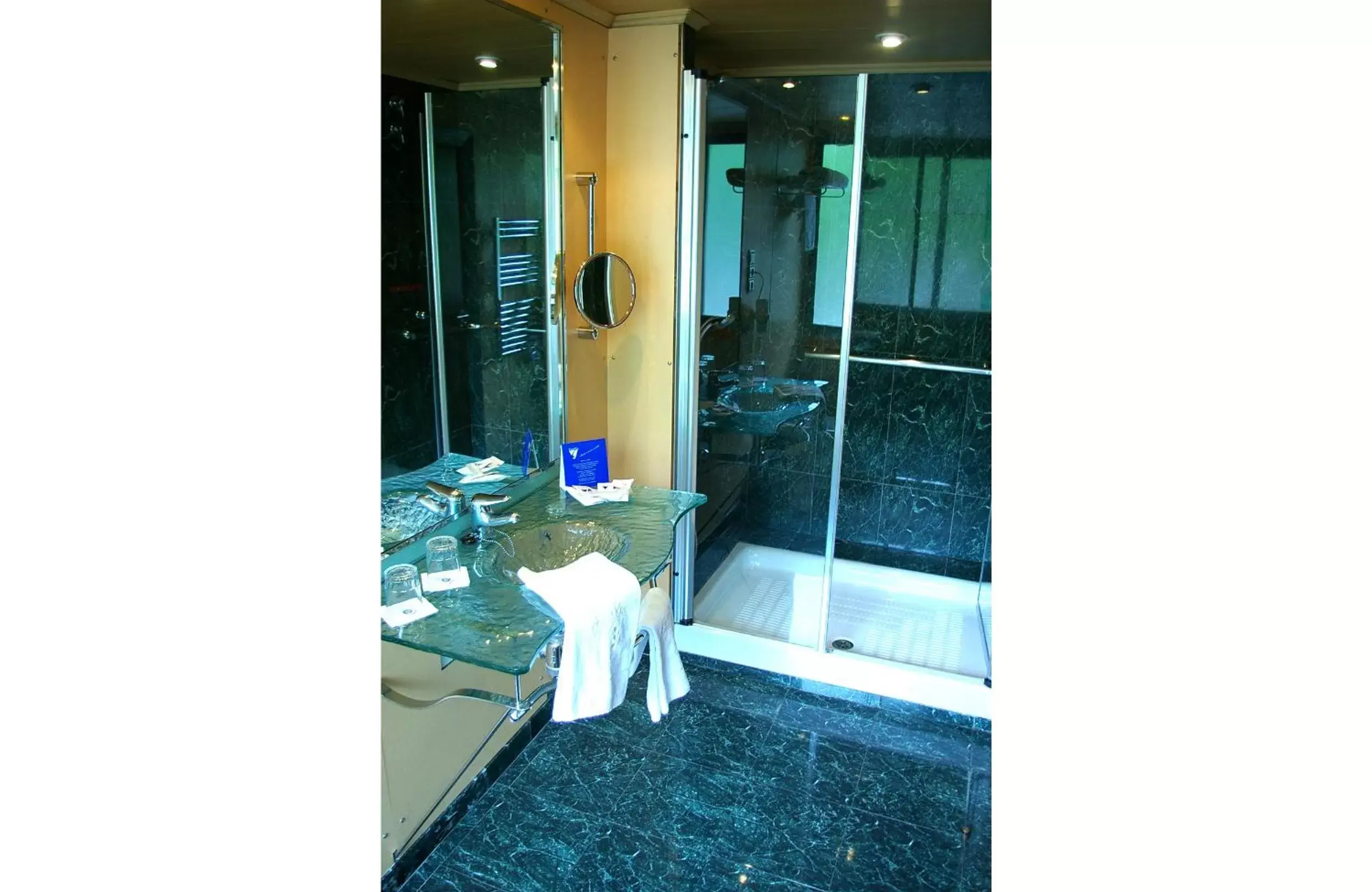 Bathroom in Hotel Gran Via Bathroom in Hotel Gran Via