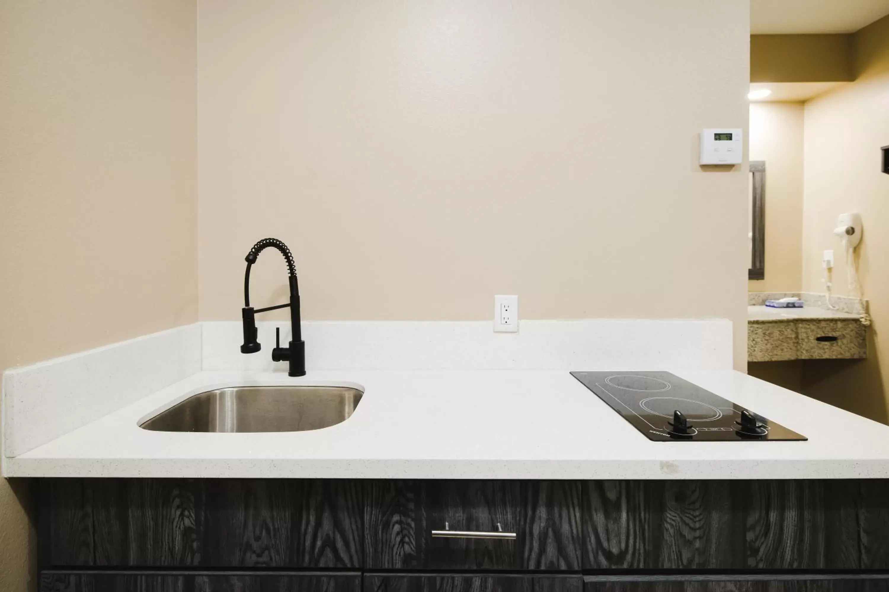 Kitchen or kitchenette, Kitchen/Kitchenette in Sapphire Inn & Suites