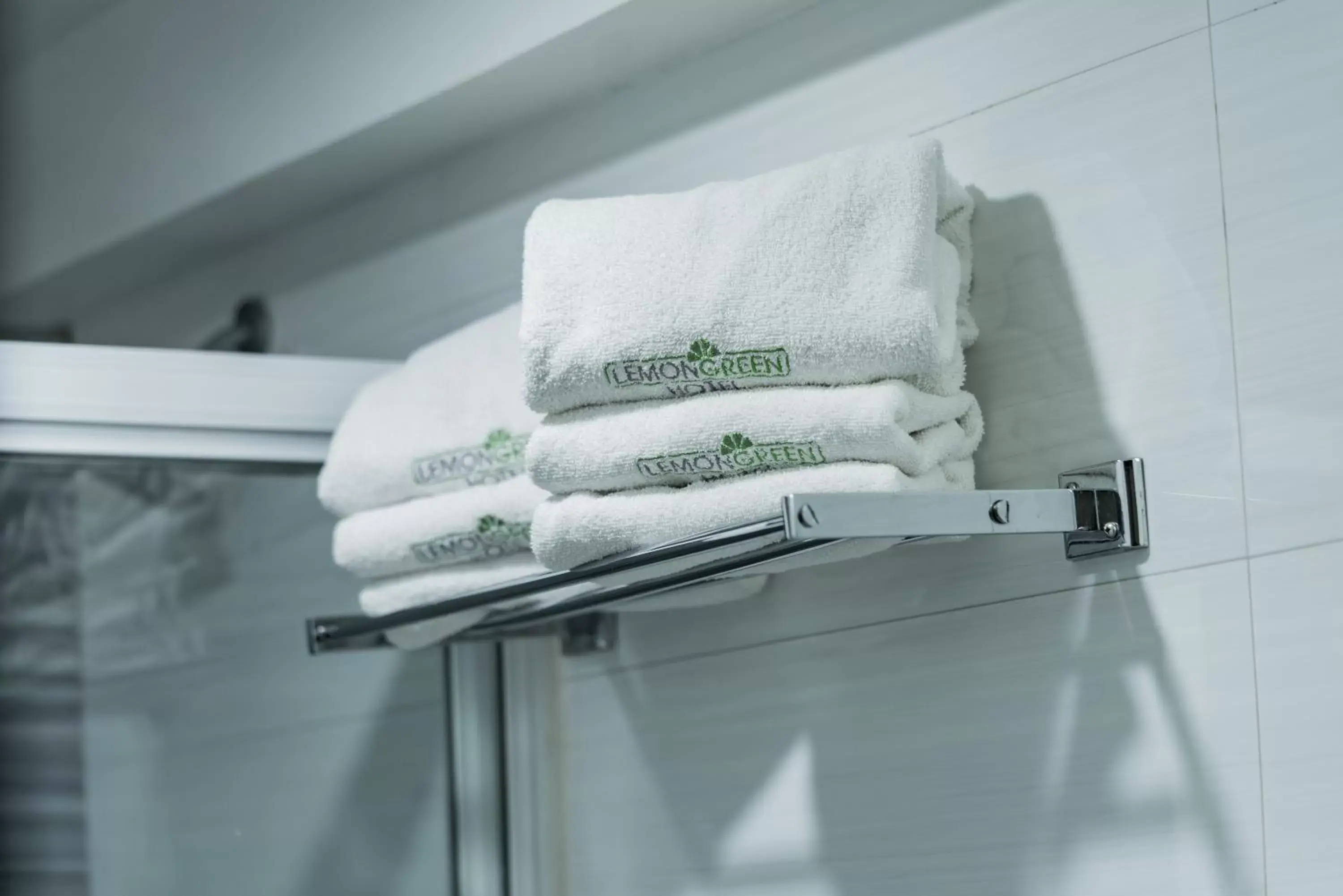 towels, Bathroom in HOTEL LEMON GREEN -Zona Expo Frente al Centro de Convenciones