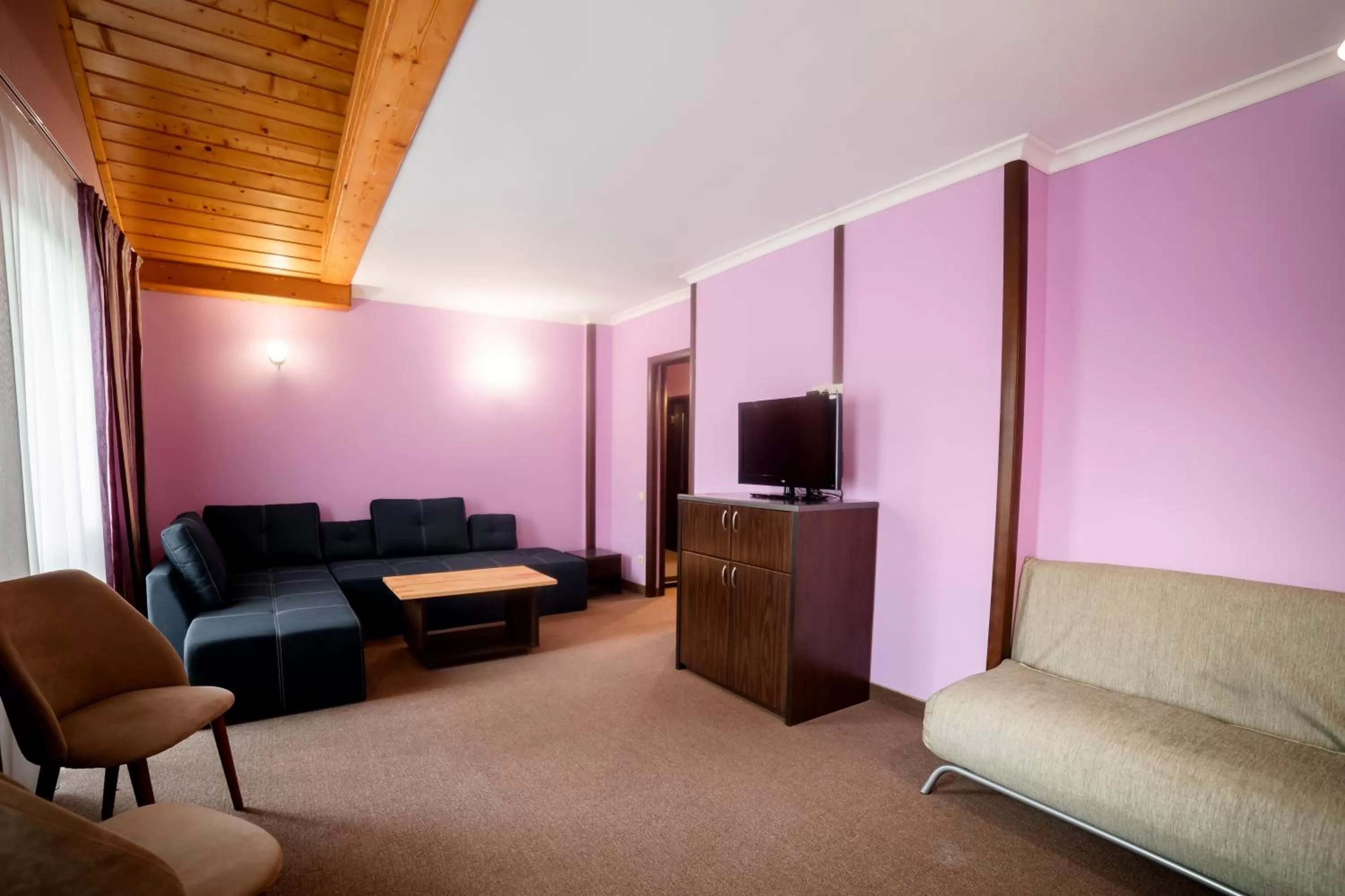 Bed, Seating Area in Wellland Hotel
