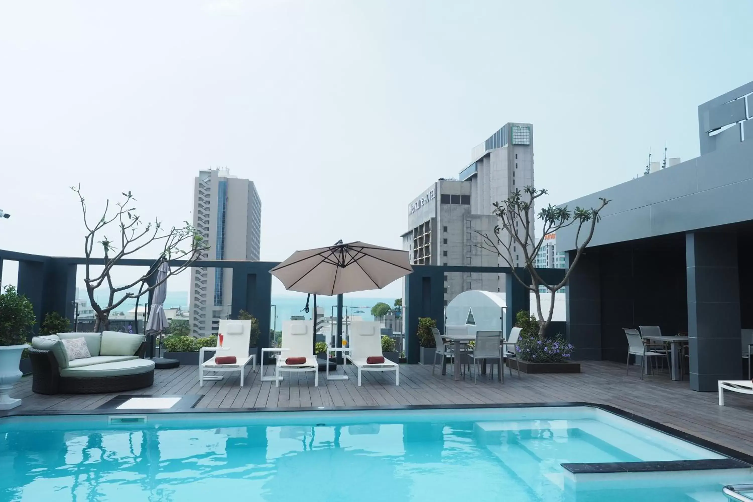 Swimming Pool in Empress Pattaya Hotel
