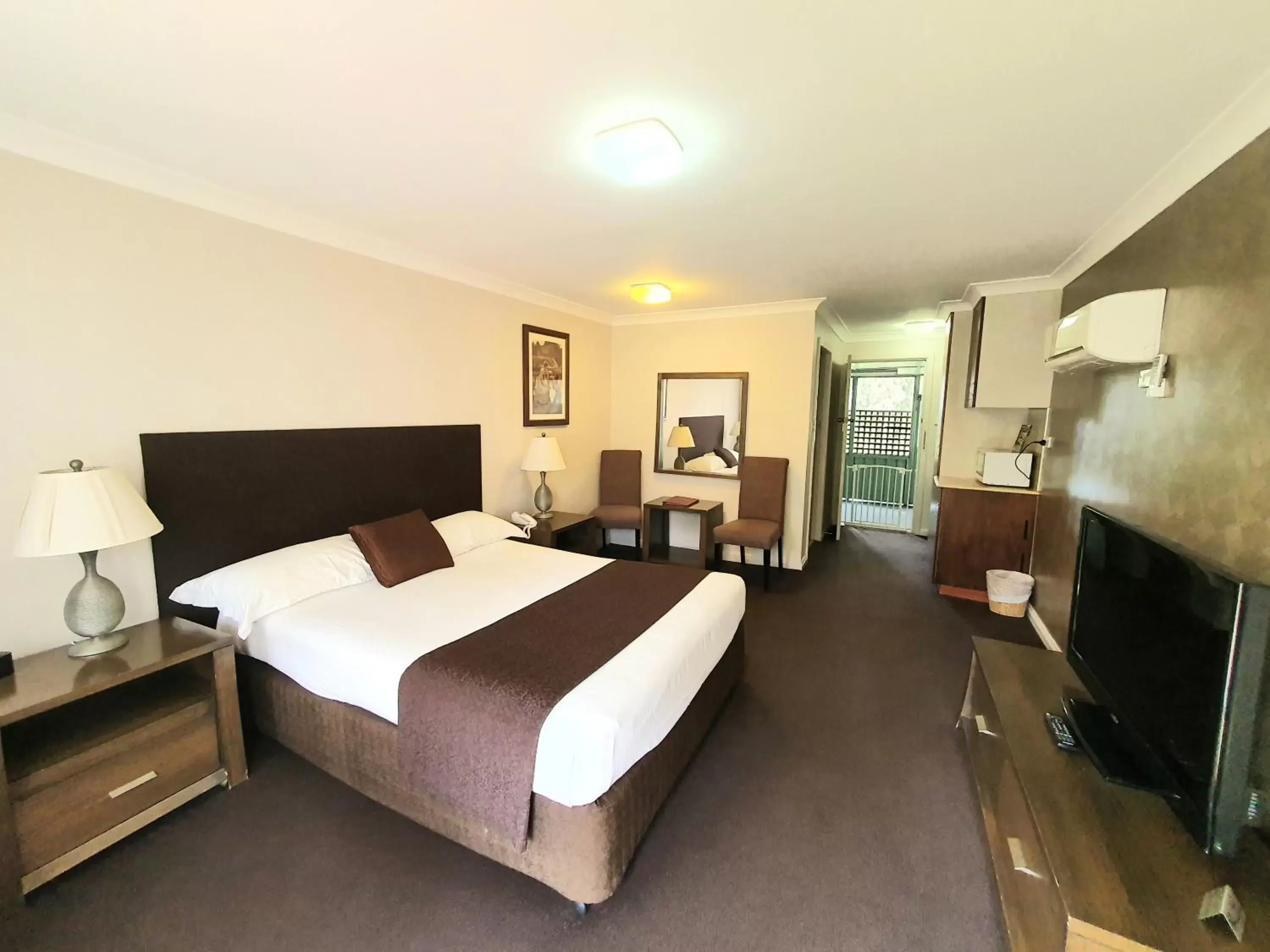 Photo of the whole room, Bed in The Aston Motel Tamworth Photo of the whole room, Bed in The Aston Motel Tamworth