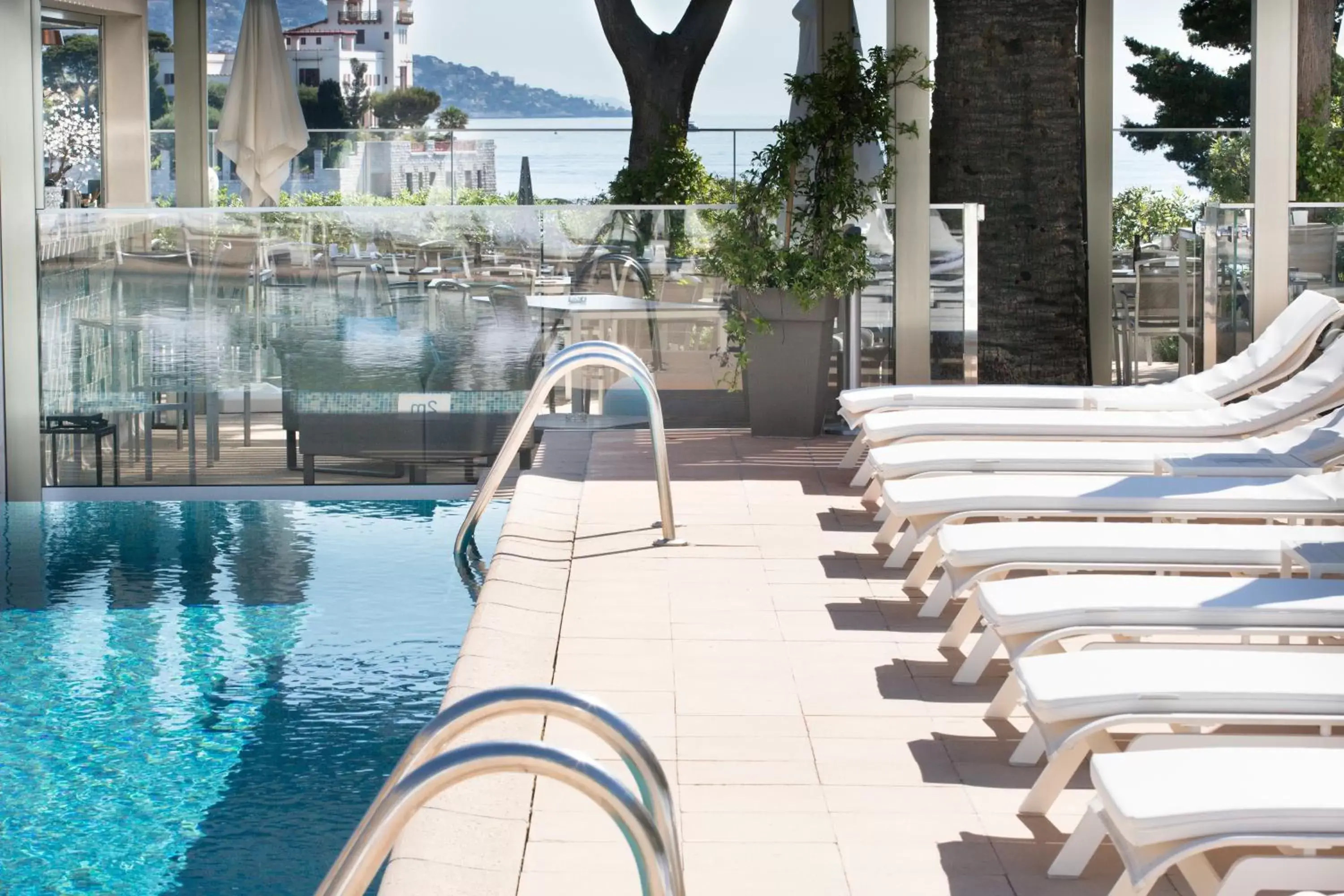 Restaurant/places to eat, Swimming Pool in Hotel Royal-Riviera