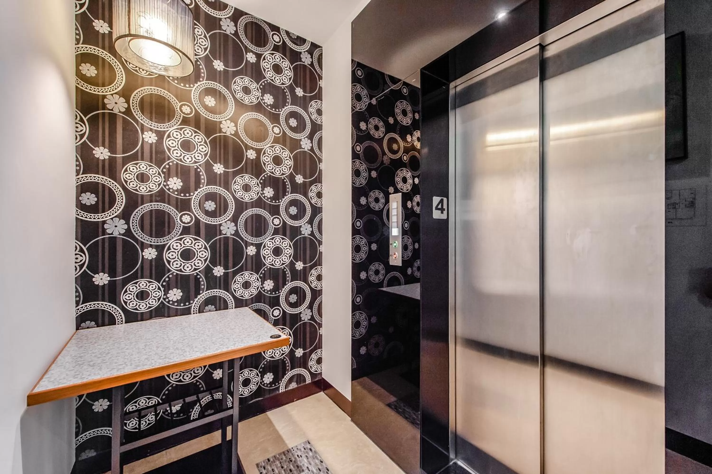 elevator in lightness Station Inn