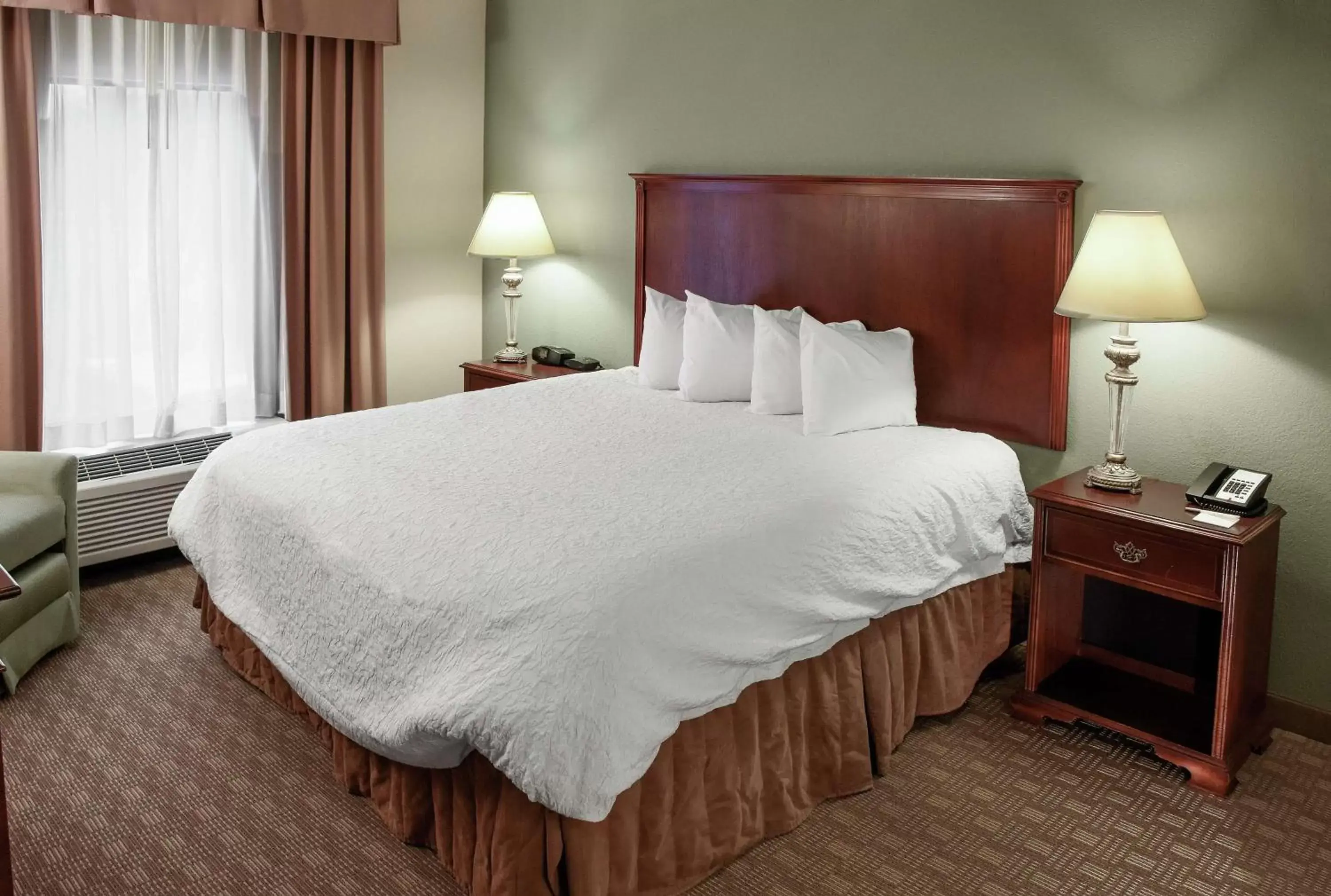 Bed in Hampton Inn & Suites Youngstown-Canfield Bed in Hampton Inn & Suites Youngstown-Canfield
