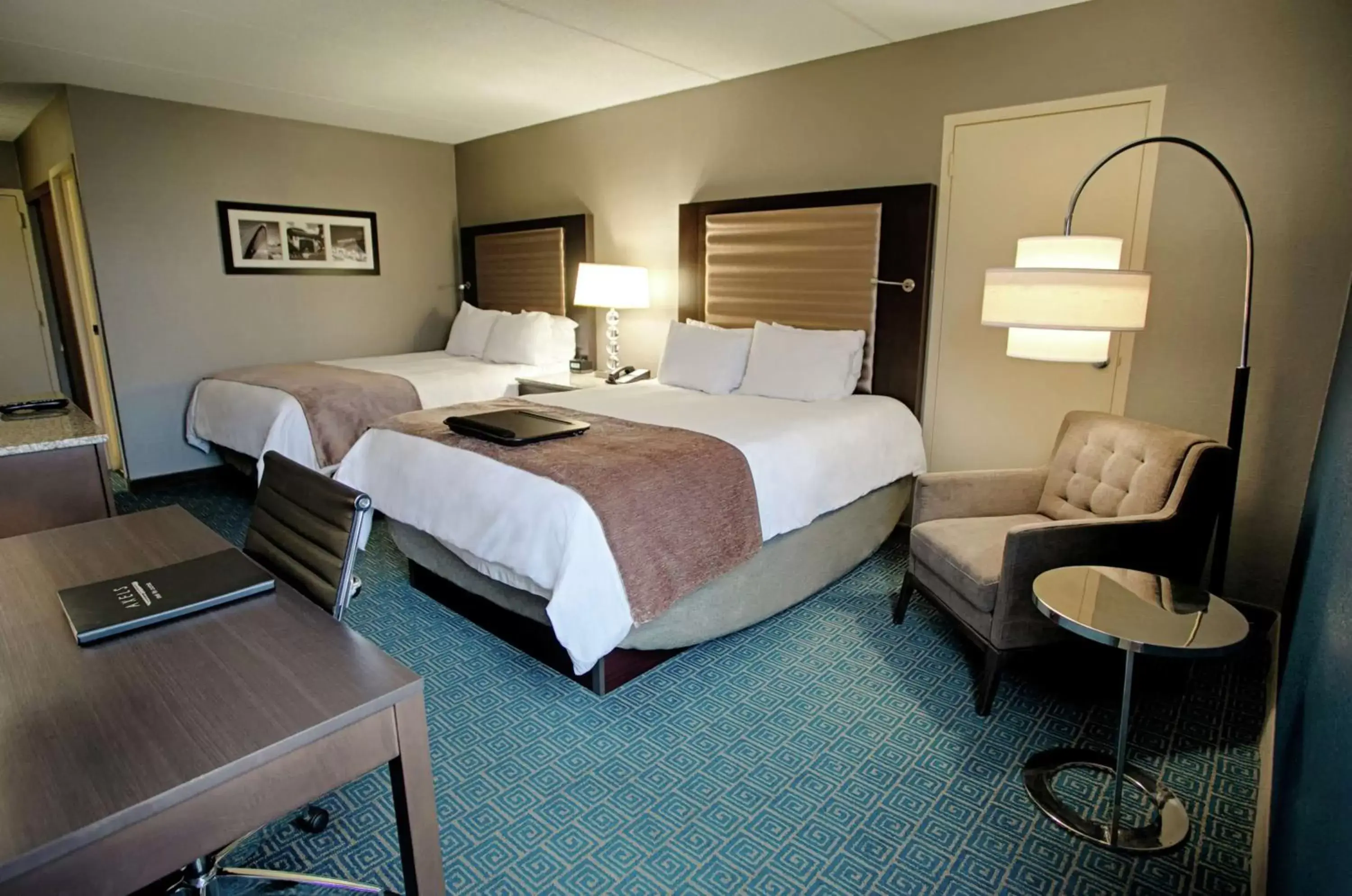 Bedroom, Bed in DoubleTree by Hilton Roseville Minneapolis